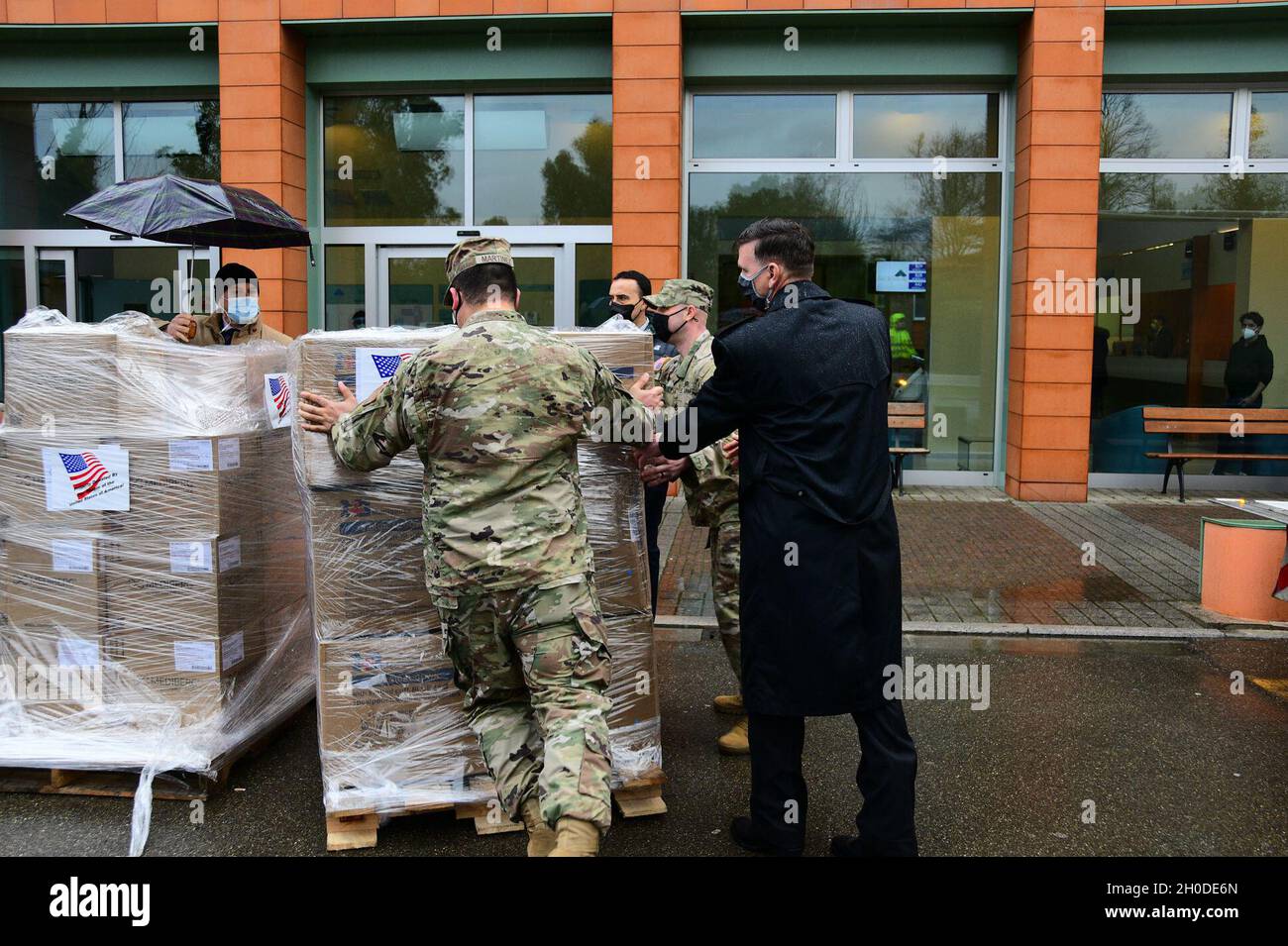 Robert J. Chartier (rechts) Deputy Garrison Manager, IMCOM Europe, USAG Italien und Soldaten der US Army Garrison Italien haben dazu beigetragen, medizinische Hilfsgüter im Wert von rund 500 Millionen Millionen Euro an italienischen Krankenhäusern in Vicenza, Pisa und Livorno zu liefern. Die Lieferung am 1. Februar war nur ein Teil eines größeren Pakets von 10 Millionen US-Verteidigungsministeriums (DoD), das in Partnerschaft mit dem U.S. European Command (EUCOM) und der US-Botschaft in Italien gespendet wurde. Das Hilfspaket spiegelt die langjährige Freundschaft zwischen dem amerikanischen und dem italienischen Volk wider, sagte Generalmajor Andrew M. Rohling, Kommandeur der US-Armee Stockfoto