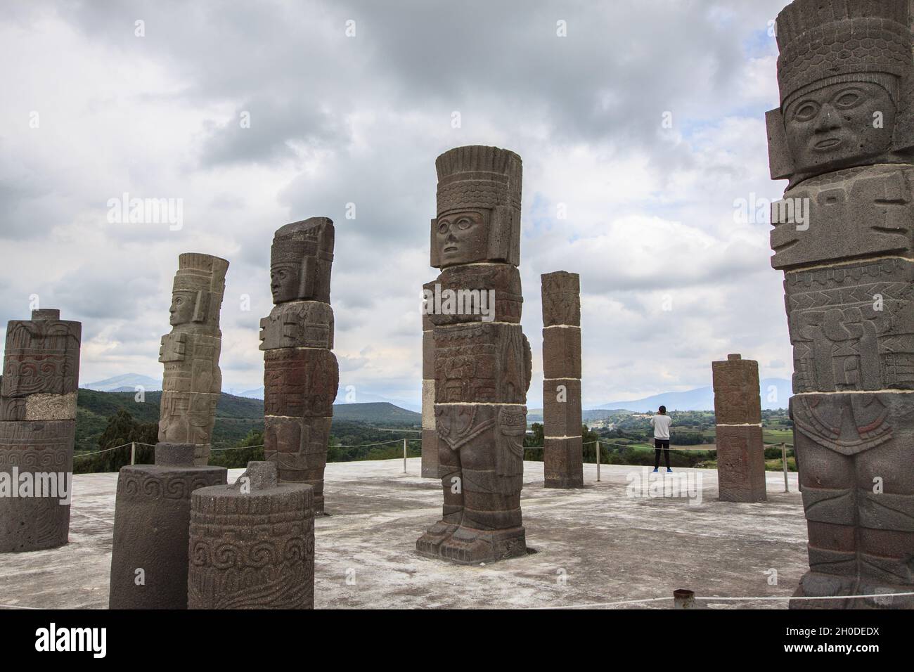 Toltec Krieger Steinfiguren gegen einen bewölkten Himmel in Tula De Allende, Mexiko Stockfoto