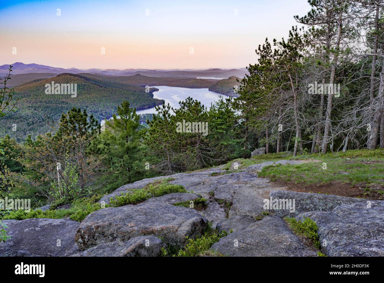 Morgendämmerung auf Silver Lake Mountain, Silver Lake und Taylor Pond Wild Forest, Clinton Co., New York Stockfoto