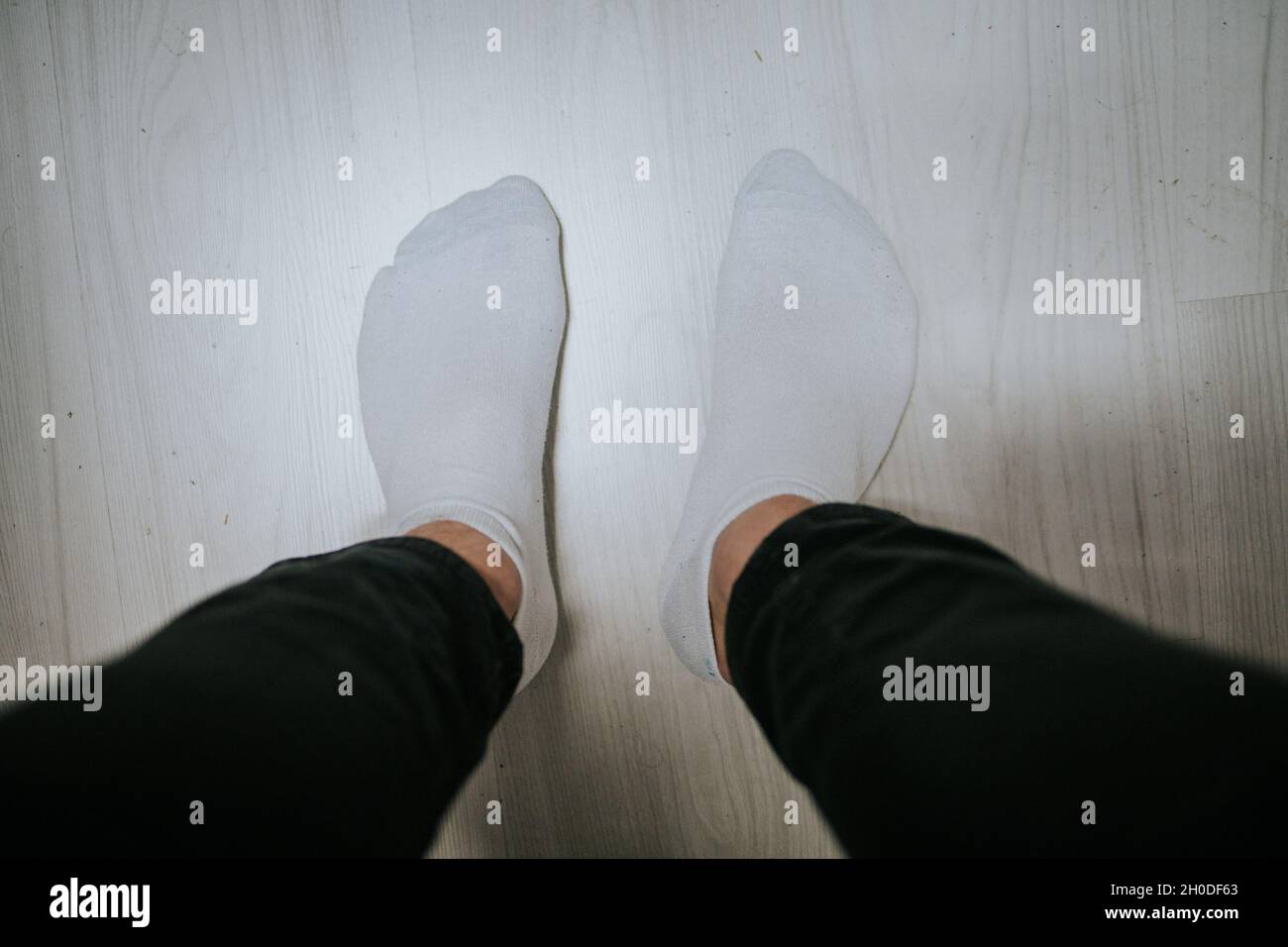 Aufnahme eines Mannes in weißen Socken in einem hohen Winkel Stockfoto