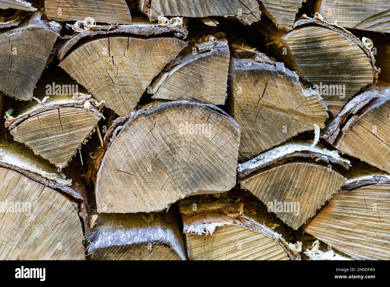 Haufen gehacktes Feuerholz für den Winter vorbereitet, Nahaufnahme Stockfoto