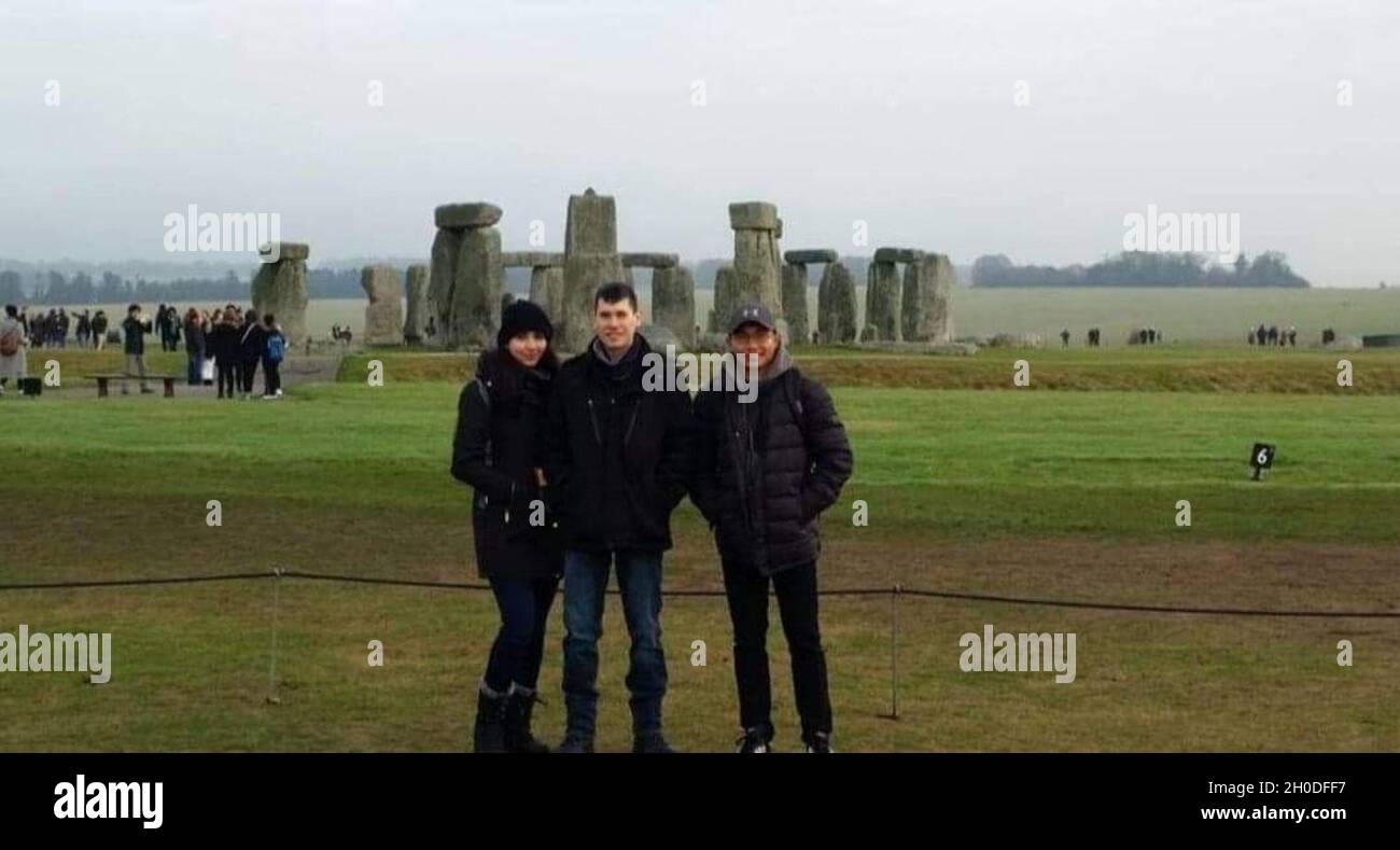 Personal Sgt. Genesis Gorre, ein Rekrutierer mit dem 339th Recruiting Squadron in Port Huron, Michigan, posiert für ein Foto vor Stonehenge in Salisbury, Großbritannien. Gorre emigrierte von den Phillipinen in die USA, trat der Luftwaffe bei und reiste mit 26 Jahren in mehr als 20 Länder. (Courtsey Photo) Stockfoto