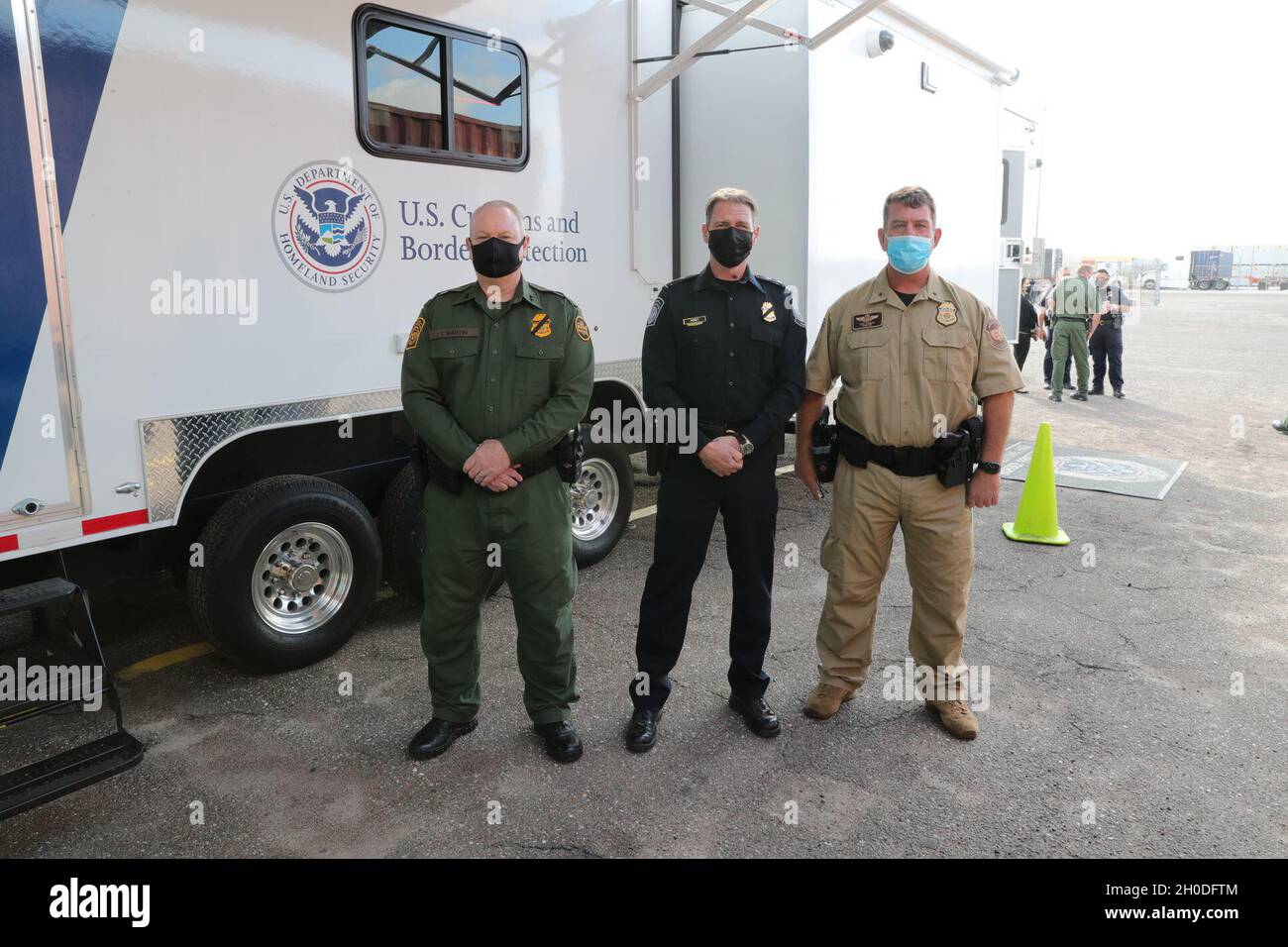 US Border Patrol, Miami Sector, Acting Chief Thomas G. Martin, links, Lead Field Coordinator CBP Region IV Field Office Miami–Tampa, Director of Field Operations Vernon T. Foret und Air and Marine Operations Director, Jacksonville Air and Marine Branch, Scot Winslow, rechts, Posieren Sie für ein Bild, während sie die US-Zoll- und Grenzschutzeinsätze besuchen, um die Sicherheit des bevorstehenden Super Bowl LV in Tampa, Florida, 2. Februar 2021 zu gewährleisten. CBP Stockfoto