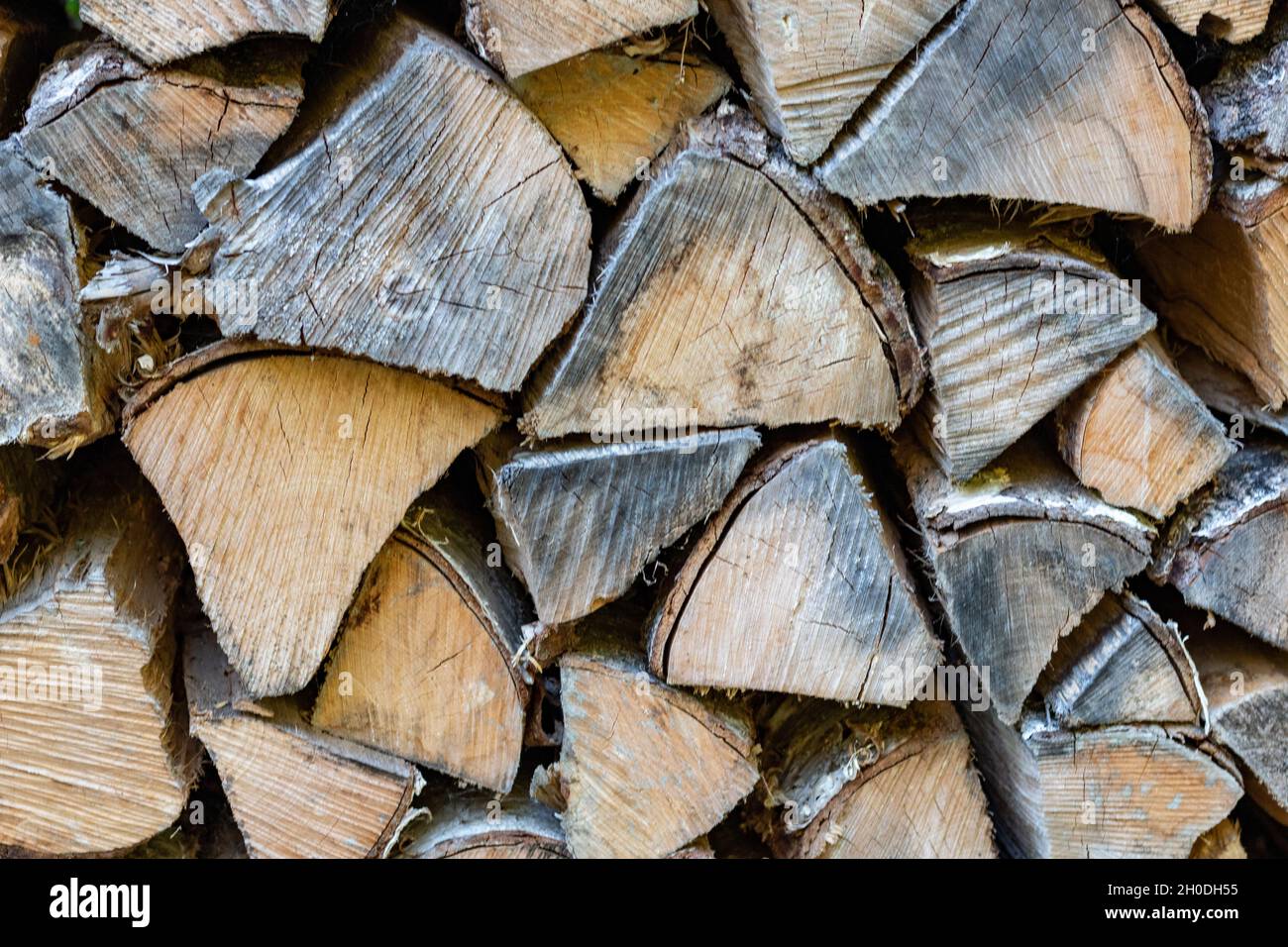 Stapel von gehacktem Holz, Nahaufnahme und Vollformat Hintergrund Stockfoto
