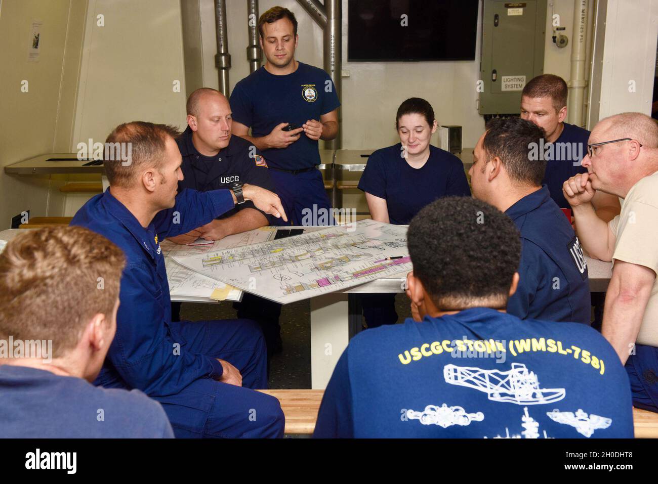 Marshall Price, Chief Warrant Officer, demonstriert am 2. Februar 2021 Schadenkontrollverfahren für andere Besatzungen auf dem USCGC Stone (WMSL 758) vor der Küste Südbrasiliens. Die Verwendung geeigneter Kommunikationsverfahren und Terminologie ist für den sicheren Umgang mit Katastrophen auf einem Militärschiff von entscheidender Bedeutung. Stockfoto