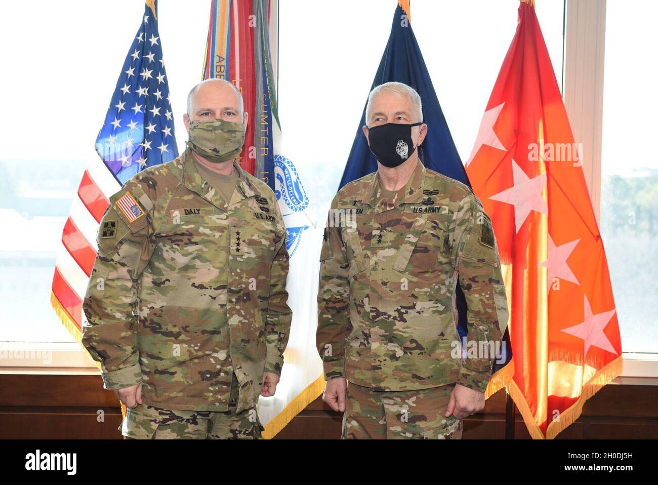 General Ed Daly, Kommandant des Armeemateriel Command, begrüßt Maj. General Thomas Solhjem, den 25. Kaplan der Armee, bei einem kürzlichen Besuch im Redstone Arsenal. Solhjem traf sich mit Daly und anderen hochrangigen Redstone-Führern, um die Verbindung zwischen Soldatenbereitschaft und spiritueller Stärke während der regimentalen Sgt des Kaplan zu diskutieren. Maj. Ralph Martinez traf sich mit Redstones Seelsorgern und Spezialisten für religiöse Angelegenheiten. Stockfoto