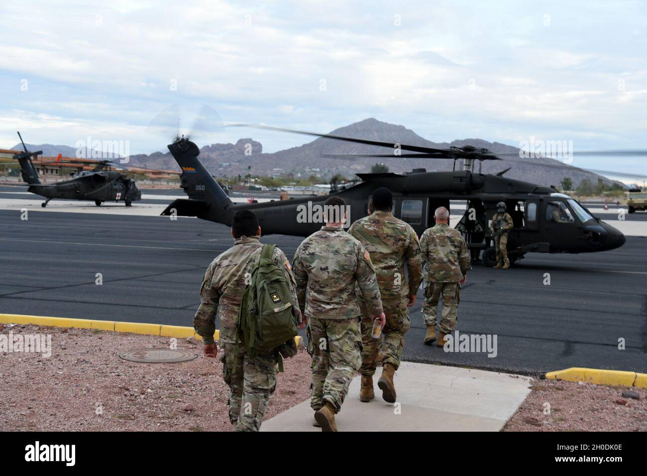 Arizona National Guard Kampfmediziner laden in eine UH-60 Blackhawk, um zu einer Impfstelle in La Paz County, Arizona, transportiert zu werden., 3. Februar 2021. Das AZNG unterstützt weiterhin die Gesundheitsbehörden der Bezirke durch die Durchführung von COVID-19-Test- und Impfstellen im gesamten Bundesstaat. Stockfoto