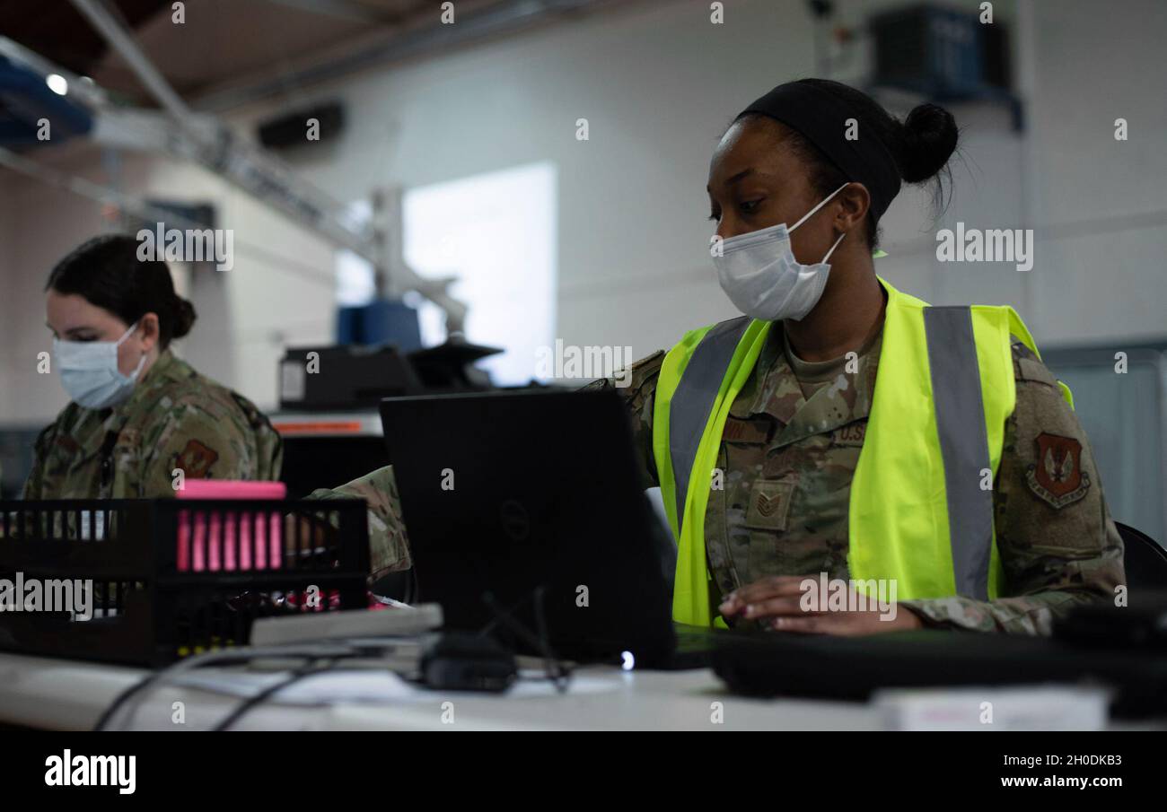 US Air Force Tech. Sgt. Tamara Brown, Leiterin der Abteilung für Patientenverwaltung des 86. Medizinischen Unterstützungsgeschwaders, arbeitet an einem Computer auf dem Luftwaffenstützpunkt Ramstein, Deutschland, 3. Februar 2021. Brown stellt sicher, dass die medizinischen Unterlagen für Airmen ihre Impfung gegen COVID-19 widerspiegeln. Stockfoto