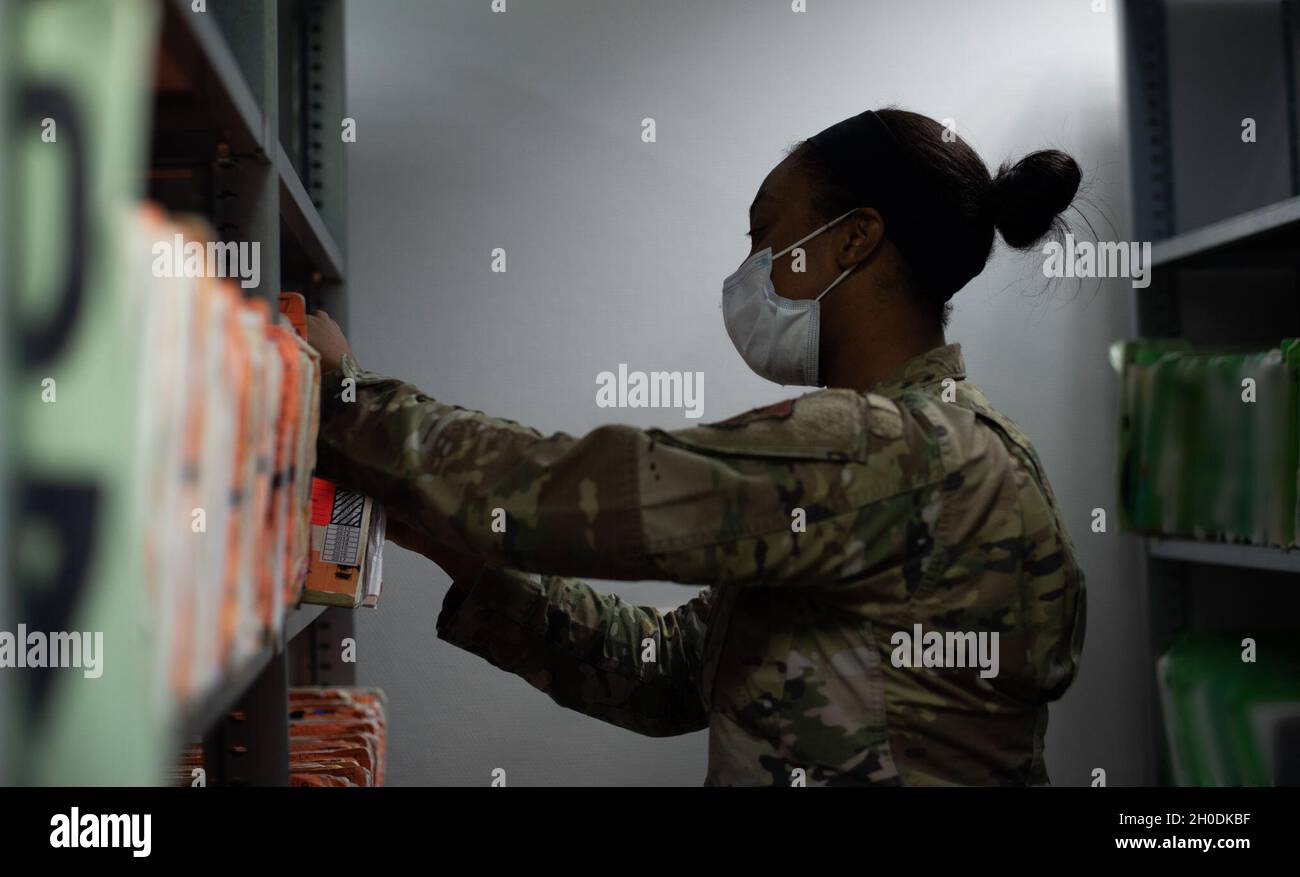 US Air Force Tech. Sgt. Tamara Brown, Leiterin der Abteilung für Patientenverwaltung des 86. Medizinischen Unterstützungsgeschwaders, durchschaut die Patientenakten auf dem Luftwaffenstützpunkt Ramstein, Deutschland, 3. Februar 2021. Brown und ihr Team optimierten die Verarbeitung von 14,000 ambulanten Aufzeichnungen. Stockfoto