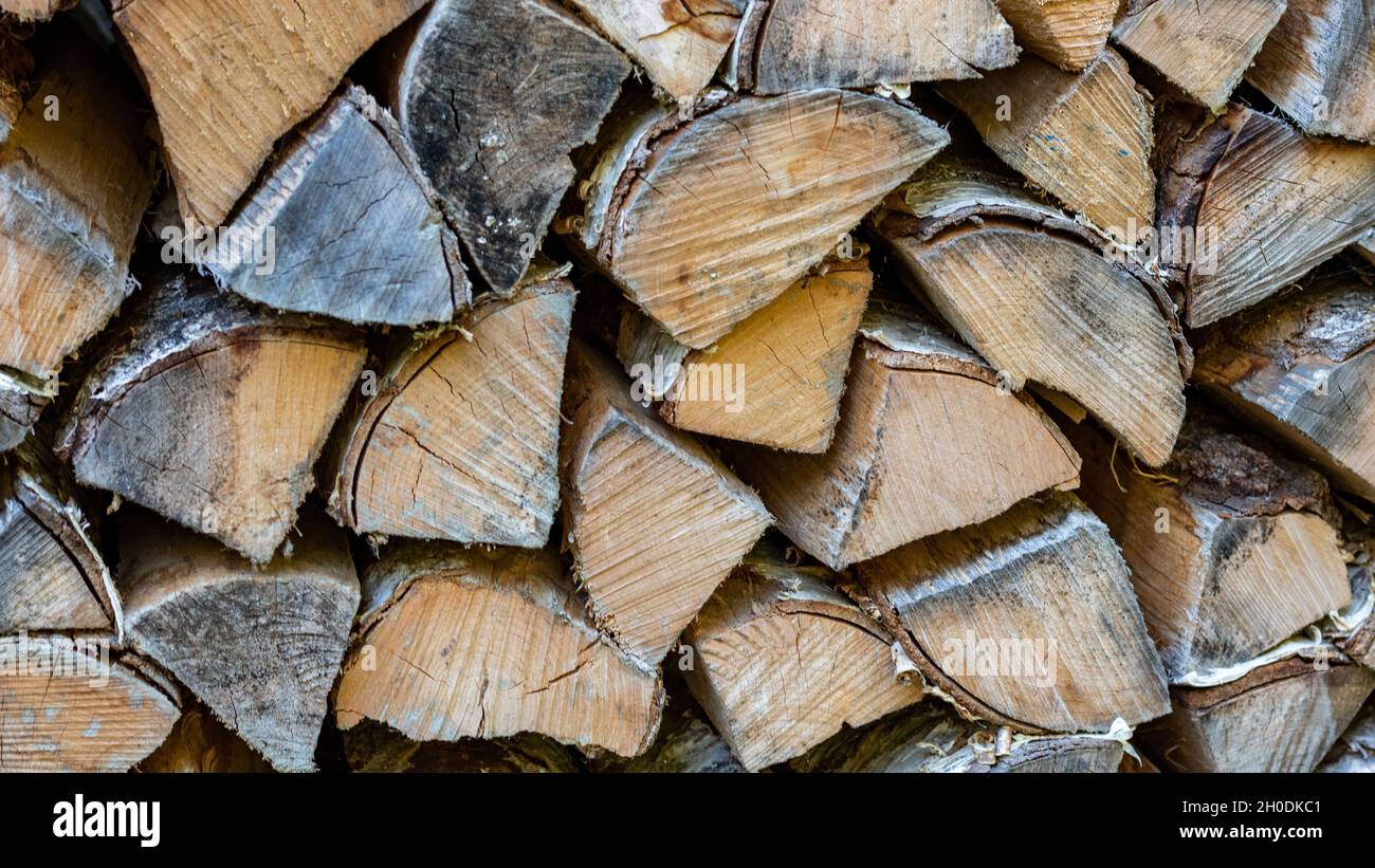 Stapel von Brennholz Nahaufnahme Hintergrund Vollformat Stockfoto