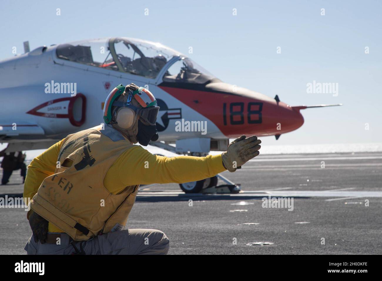 Lt. Bef. Andrew Kirchert aus dem Lake Luzerne, New York, der Luftabteilung der USS Gerald R. Ford (CVN 78) zugewiesen wurde, startet einen T-45C Goshawk, der am Training Air Wing befestigt ist, 1 vom Ford-Flugdeck am 3. Februar 2021. Ford führt derzeit im Atlantischen Ozean Beförderungen durch. Stockfoto