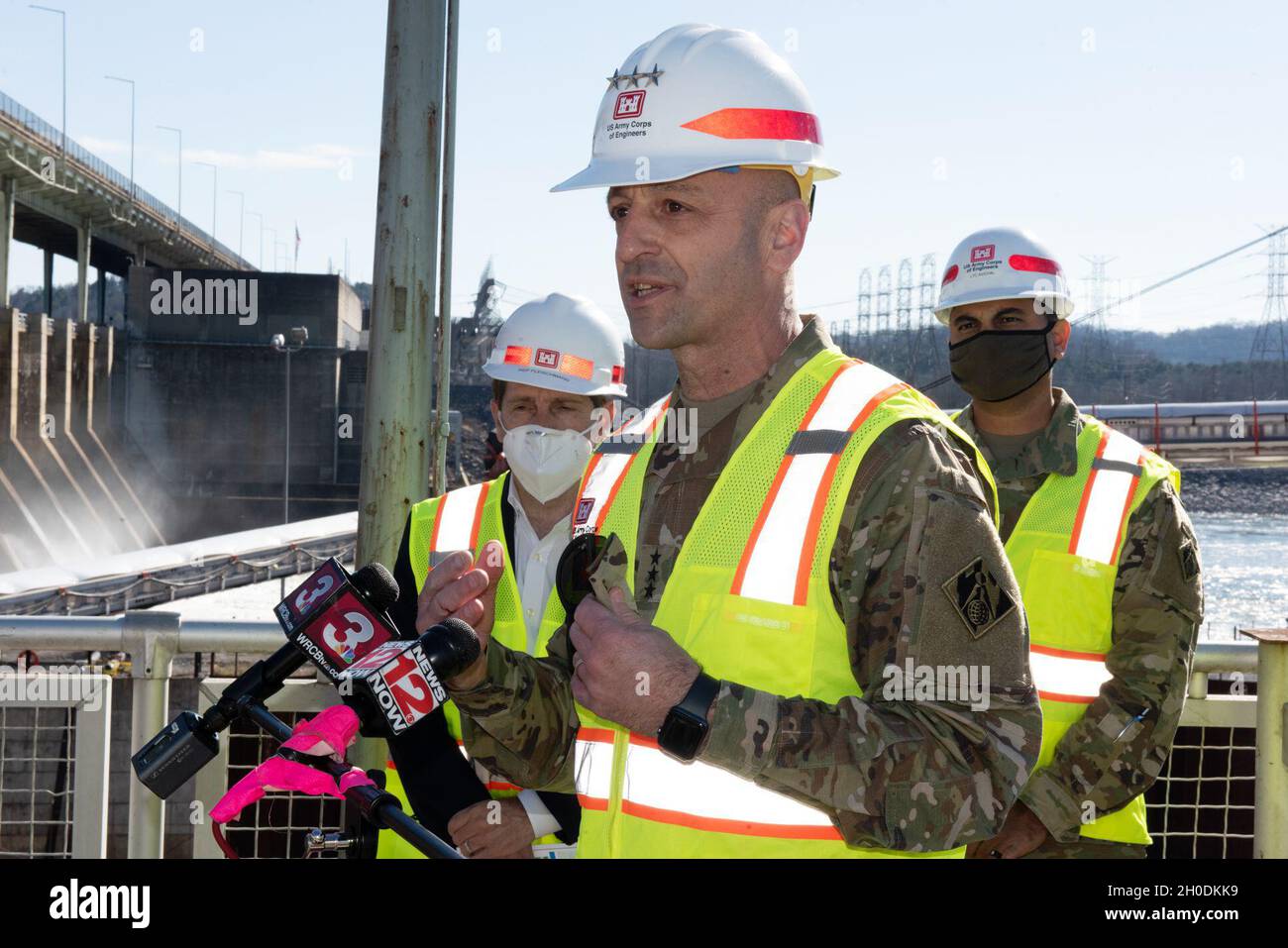 LT. General Scott Spellmon, 55. Chief of Engineers, spricht während einer Pressekonferenz in Chickamauga Lock am Tennessee River in Chattanooga, Tennessee, am 3. Februar 2021, zu den Medien. Der Kongressabgeordnete Chuck Fleischman, Tennessee District 3, befindet sich links vom General, und Oberstleutnant Sonny Avichal, Kommandant des U.S. Army Corps of Engineers Nashville District, steht rechts. Der Nashville District baut beim Tennessee Valley Authority Projekt ein größeres Ersatzschloss. Stockfoto