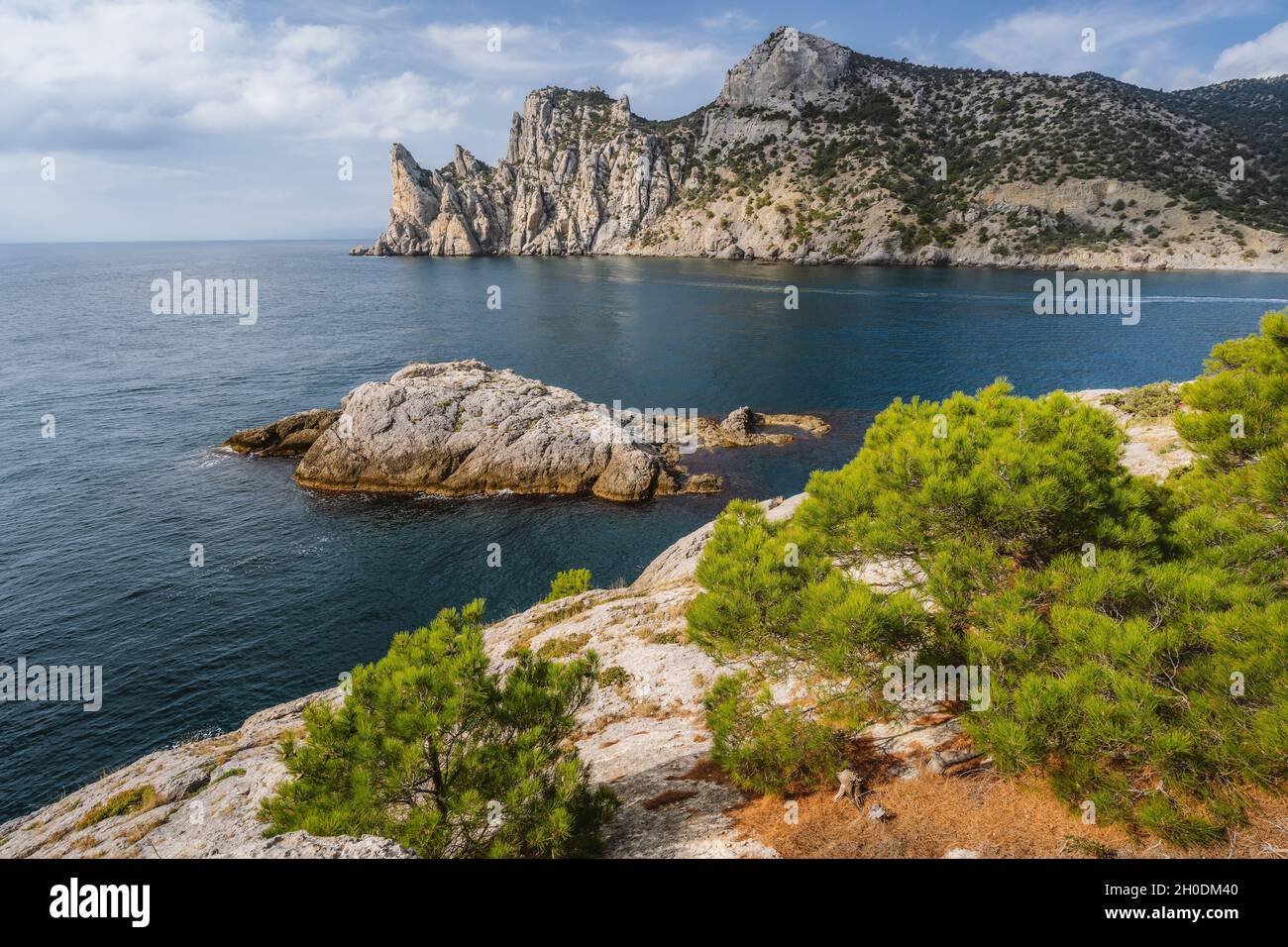 Landschaftsansicht des Karaul-Oba-Gebirges und der Blauen Bucht auf der Krim, Neulichtresort, Russische Föderation Stockfoto