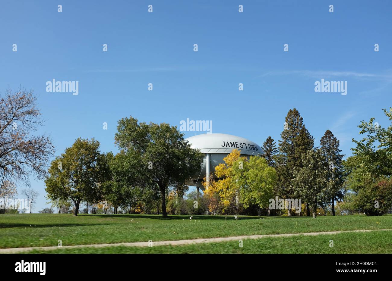 JAMESTOWN, NORTH DAKOTA - 3 Okt 2021: Jamestown Water Tower, im Fenton Park. Stockfoto