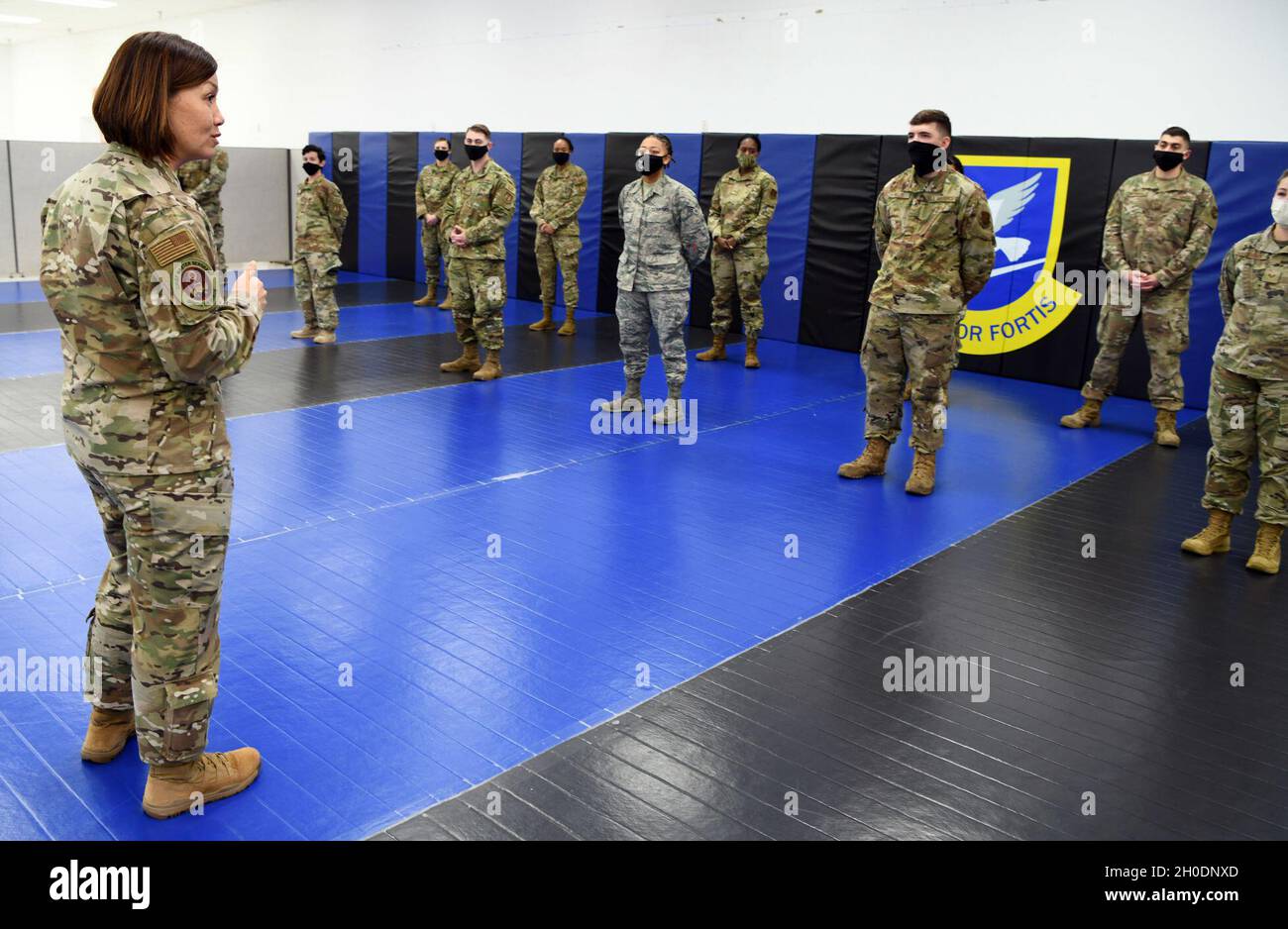 Chief Master Sergeant der Air Force Joanne S. Bass spricht mit Mitgliedern des 78. Wing Security Forces Squadron der Air Force Base, Georgia, beim Besuch des Robins Air Force Base, 3. Februar 2021. Während ihres Besuchs hatte sie die Gelegenheit, mehr über die H.O.P.E. Resiliency-Initiative in der Installation unter der Leitung des RAFB Integrated Resilience and Prevention Office, der Digital ABW, einer Kampagne zur Digitalisierung der Streitkräfte, Und erhielt eine Tour durch das virtuelle Trainingszentrum, wo die 78. SF Defenders im Klassenzimmer trainieren, Hand-in-Hand-Kämpfer machen und auf einem Virtual-Reality-Trainingssimulator trainieren. Stockfoto