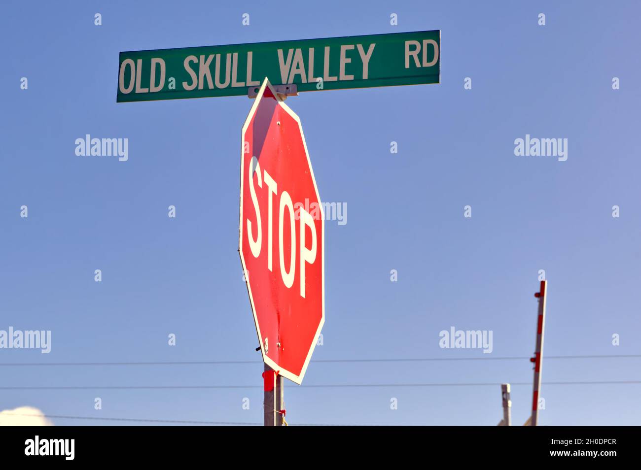 Straßenschild mit Markierung der Old Skull Valley Road an einer Kreuzung mit Stoppschild in der abgelegenen historischen Stadt Skull Valley Arizona. Stockfoto