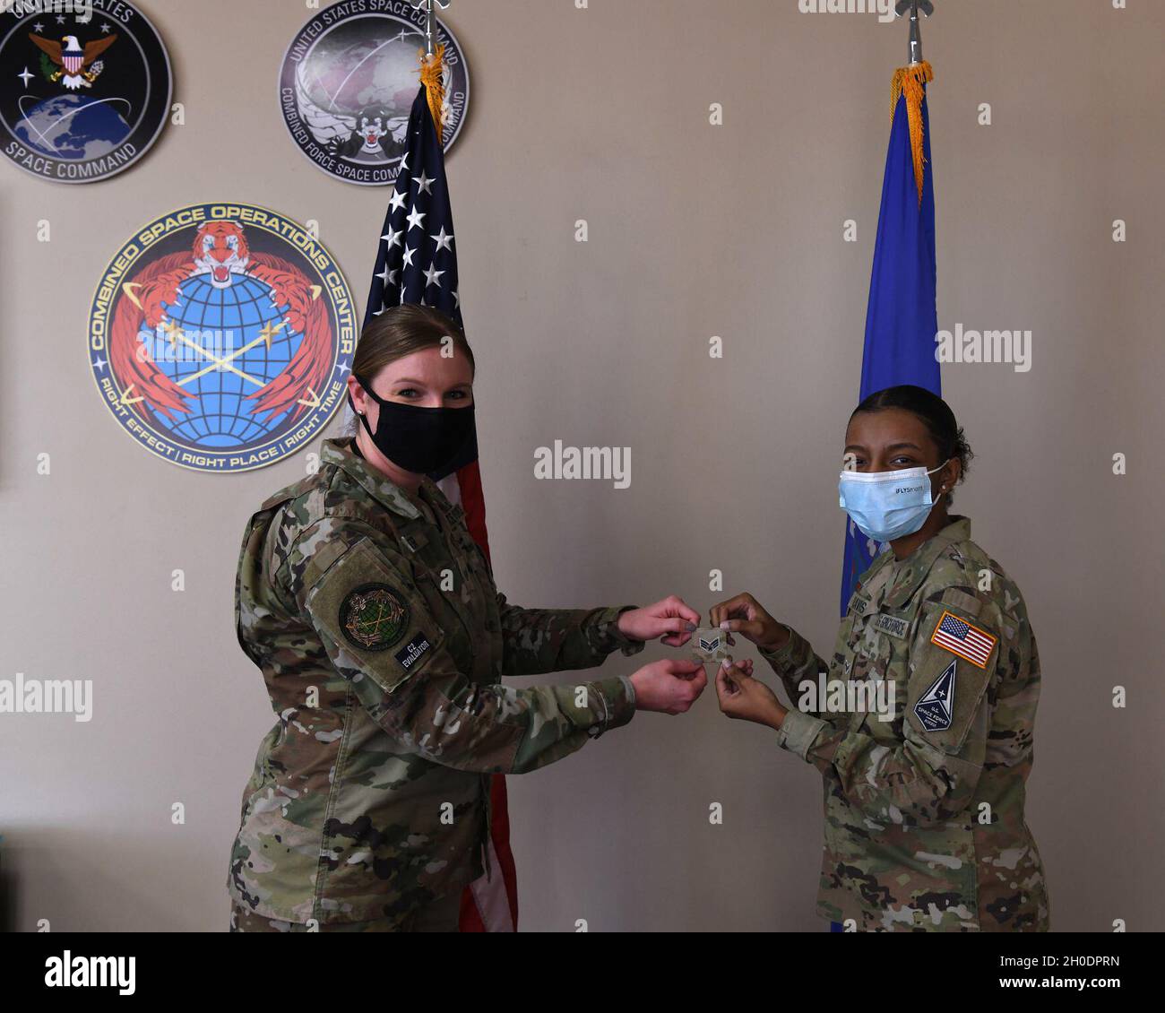 Specialist 3 Quinaeja Davis, Delta 5 Raumfahrtsystembetreiberin, bereitet sich vor ihrer Promotionszeremonie am 5. Februar 2021 auf der Vandenberg Air Force Base, Kalifornien, auf ihre Beförderung zum Specialist 4 vor. Quinaeja ist das erste Mitglied der United States Space Force auf der Vandenberg AFB, das sich zum Specialist 4 bewirbt. Quinaeja ist eine Spezialistin für Raumfahrtsysteme und befindet sich derzeit in einer Ausbildung zur Elektromagnetischen Störungs-Bedienerin. In dieser Rolle wird sie für die Überwachung und Pflege der Satellitenkommunikationsverbindungen des Verteidigungsministeriums verantwortlich sein und mit mehreren Agenturen zusammenarbeiten, um die Stockfoto