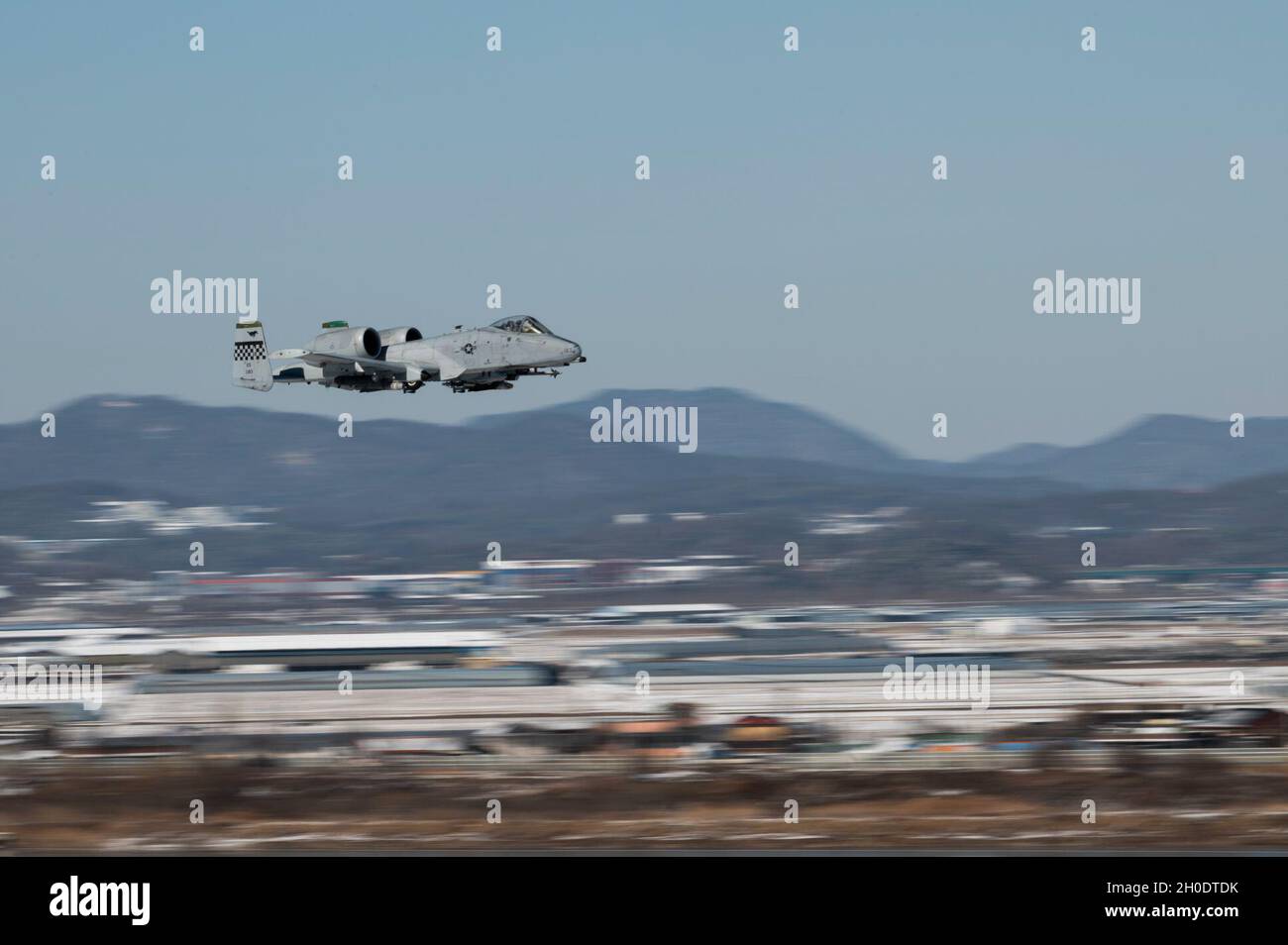 Ein A-10 Thunderbolt II führt einen Flachpass über den Militärflugplatz Osan, Südkorea, durch, 4. Februar 2021. Der Flachpass wurde durchgeführt, um eine inszenierte Fotogelegenheit mit einer klaren, geplanten Position des Flugzeugs zu ermöglichen. Stockfoto