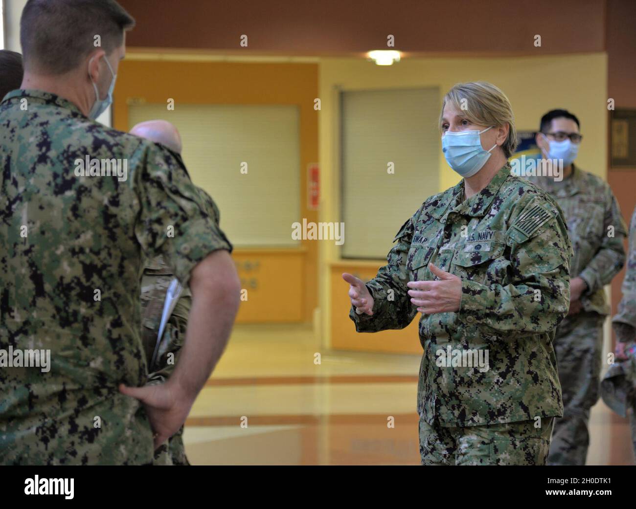 Hinterer Adm. Anne M. Swap, Direktorin des National Capital Region Medical Directorate, besichtigt die Naval Health Clinic (NHC) Charleston, um sich die Impffähigkeiten von COVID-19 anzusehen und mit den Matrosen und Luftfahrern, die dem NHC Charleston und der 628. Marine Group zugewiesen sind, über „ein Team, einen Kampf“ zu diskutieren, 4. Februar 2021. Swap ging über die Schusslinie und diskutierte die Operationen der Deckplatte mit Technikern der Präventivmedizin und der Junior Officer des Jahres, LT. Michelle Rizzo-Pelley, Leiterin der Präventivmedizin am NHC Charleston. Stockfoto