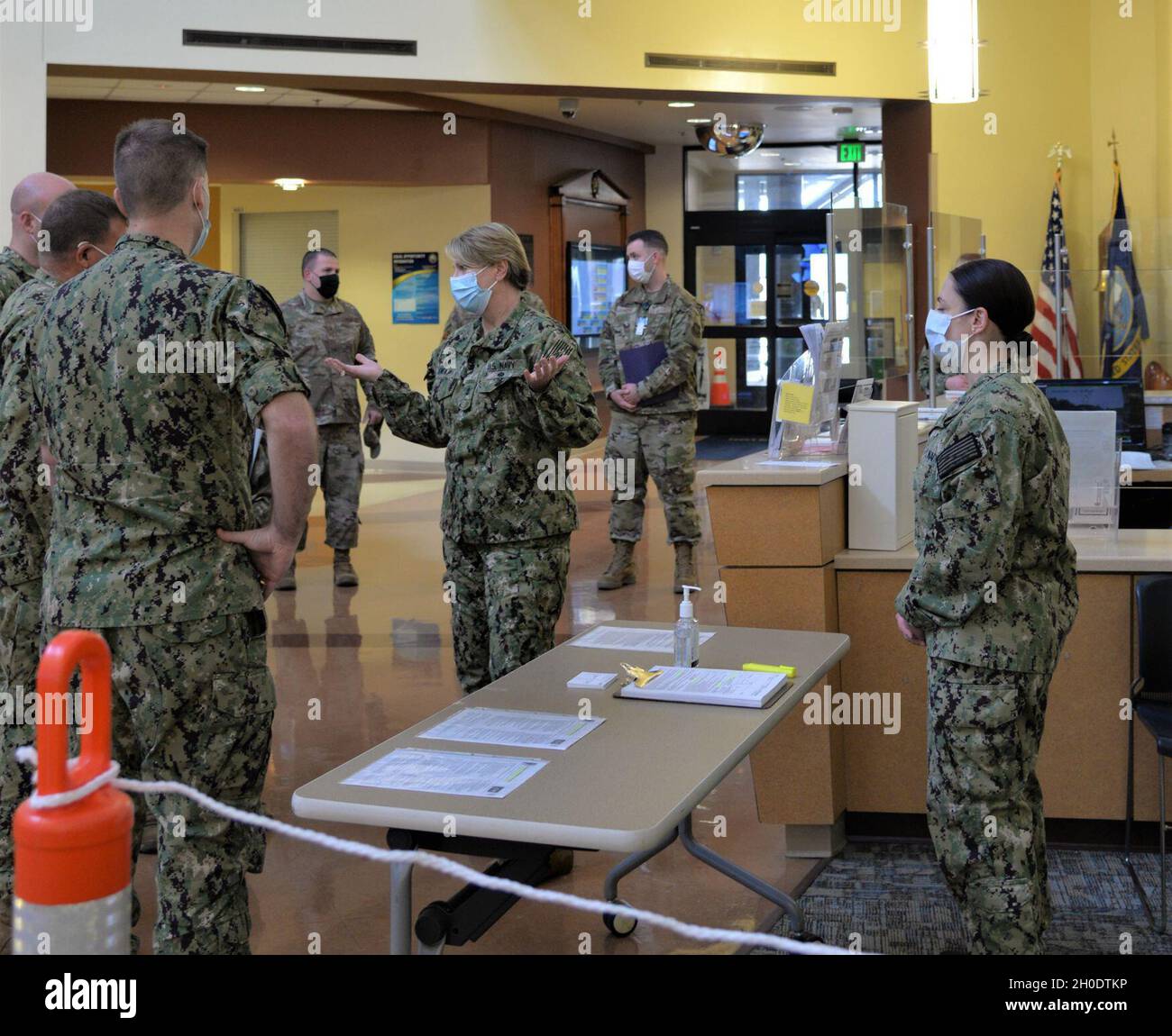 Hinterer Adm. Anne M. Swap, Direktorin des National Capital Region Medical Directorate, besichtigt die Naval Health Clinic (NHC) Charleston, um sich die Impffähigkeiten von COVID-19 anzusehen und mit den Matrosen und Luftfahrern, die dem NHC Charleston und der 628. Marine Group zugewiesen sind, über „ein Team, einen Kampf“ zu diskutieren, 4. Februar 2021. Swap ging über die Schusslinie und diskutierte die Operationen der Deckplatte mit Technikern der Präventivmedizin und der Junior Officer des Jahres, LT. Michelle Rizzo-Pelley, Leiterin der Präventivmedizin am NHC Charleston. Stockfoto