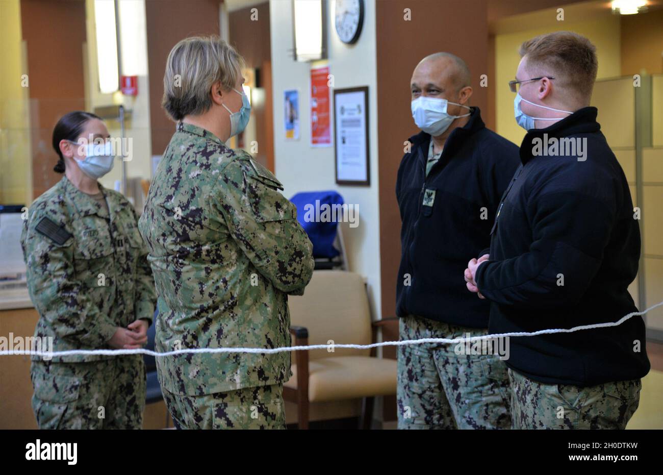 Hinterer Adm. Anne M. Swap, Direktorin des National Capital Region Medical Directorate, besichtigt die Naval Health Clinic (NHC) Charleston, um sich die Impffähigkeiten von COVID-19 anzusehen und mit den Matrosen und Luftfahrern, die dem NHC Charleston und der 628. Marine Group zugewiesen sind, über „ein Team, einen Kampf“ zu diskutieren, 4. Februar 2021. Swap ging über die Schusslinie und diskutierte die Operationen der Deckplatte mit Technikern der Präventivmedizin und der Junior Officer des Jahres, LT. Michelle Rizzo-Pelley, Leiterin der Präventivmedizin am NHC Charleston. Stockfoto