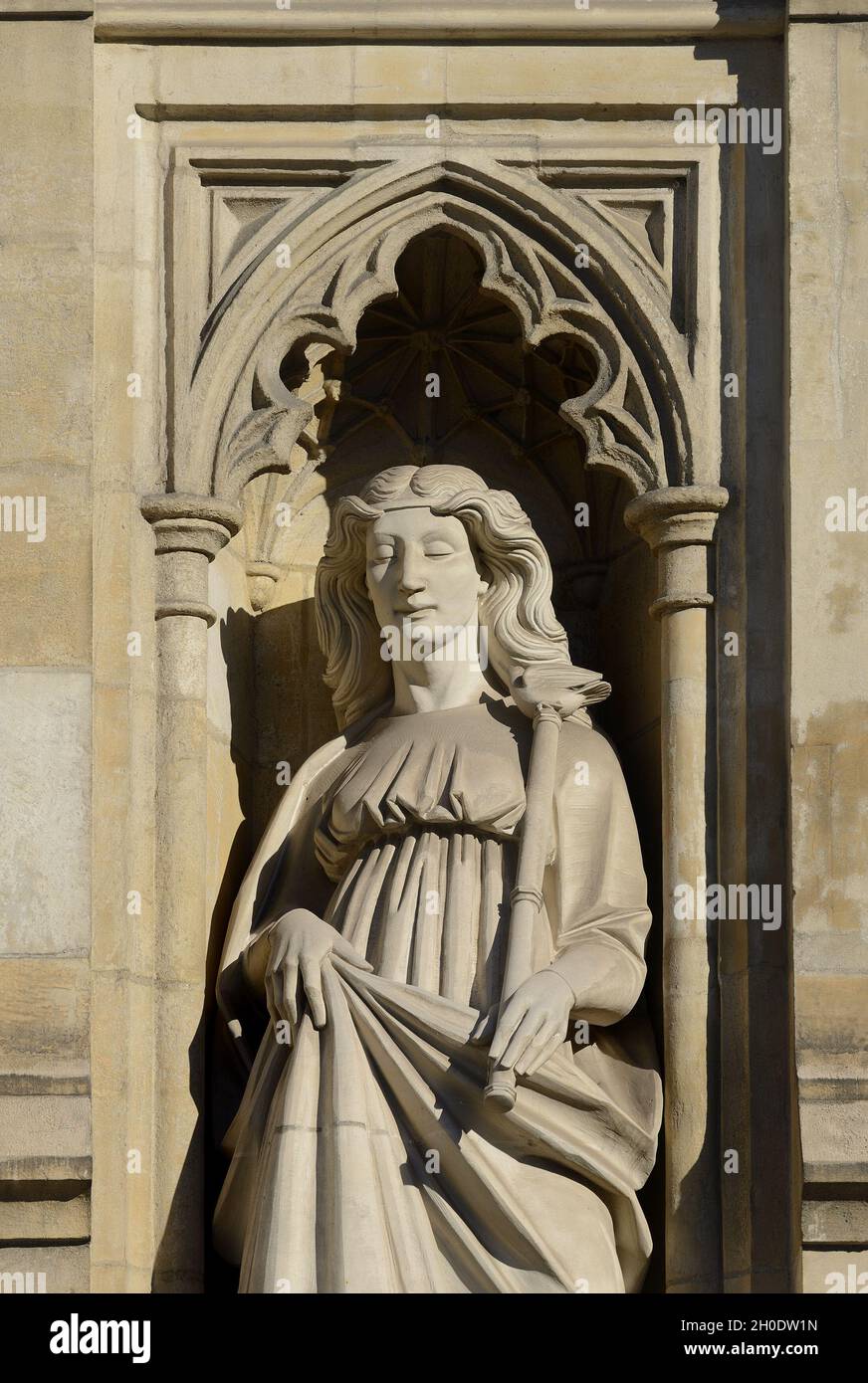 London, England, Großbritannien. Westfassade der Westminster Abbey: 'Justice' - eine von zwei allegorischen Statuen, die Wahrheit und Gerechtigkeit darstellen Stockfoto