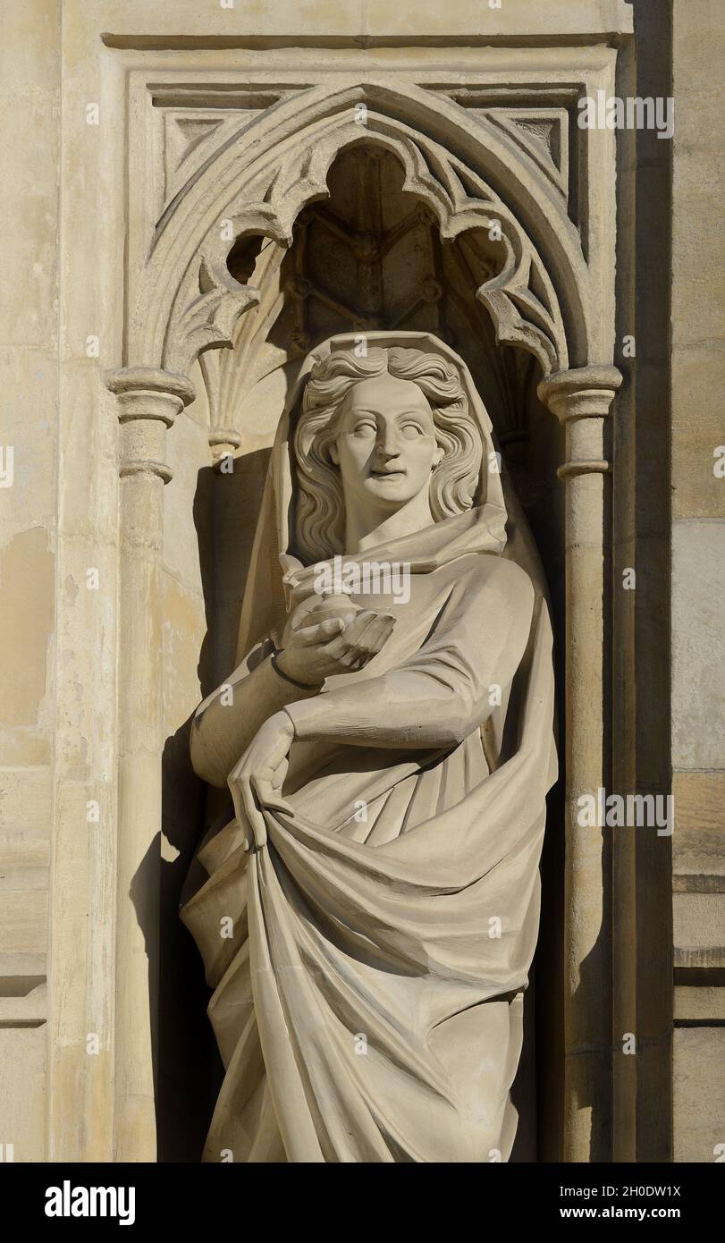 London, England, Großbritannien. Westfassade der Westminster Abbey: 'Wahrheit' - eine von zwei allegorischen Statuen, die Wahrheit und Gerechtigkeit darstellen Stockfoto