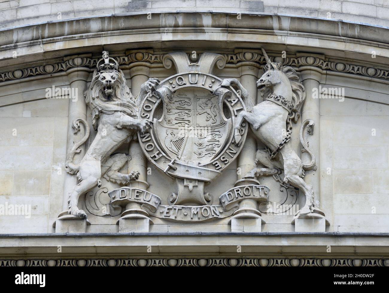 London, England, Großbritannien. Royal Wappens of Great Britain über der Fassade der Cromwell Road des Victoria and Albert Museum, Kensington. Stockfoto