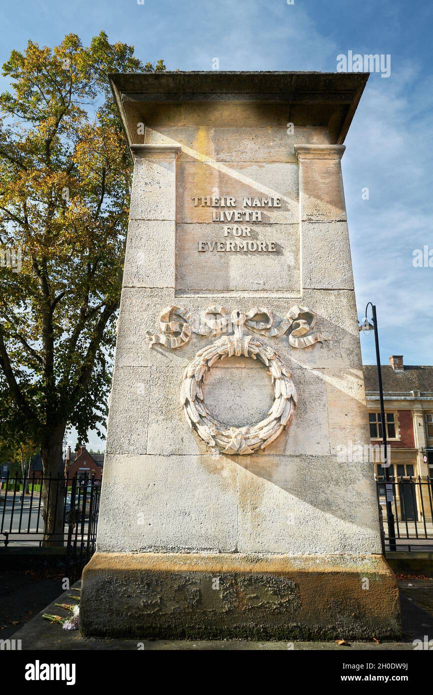 Kriegsdenkmal-Kenotaph in Kettering, England, für diejenigen, die im Ersten Weltkrieg (dem Ersten Weltkrieg), 1914-18, starben. Stockfoto