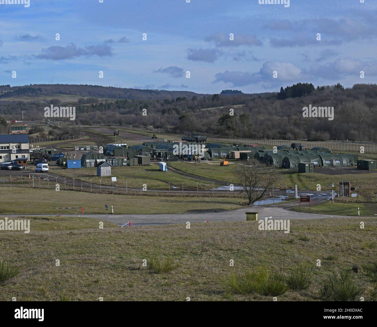 Ein Überblick über das komplette Combat Surgeon Hospital, das für eine Übung des 512. Field Hospital auf dem Flugfeld des Bauholder Manöver Training Area gebaut wurde. Baumholder, Deutschland 4. Februar 2021 Stockfoto