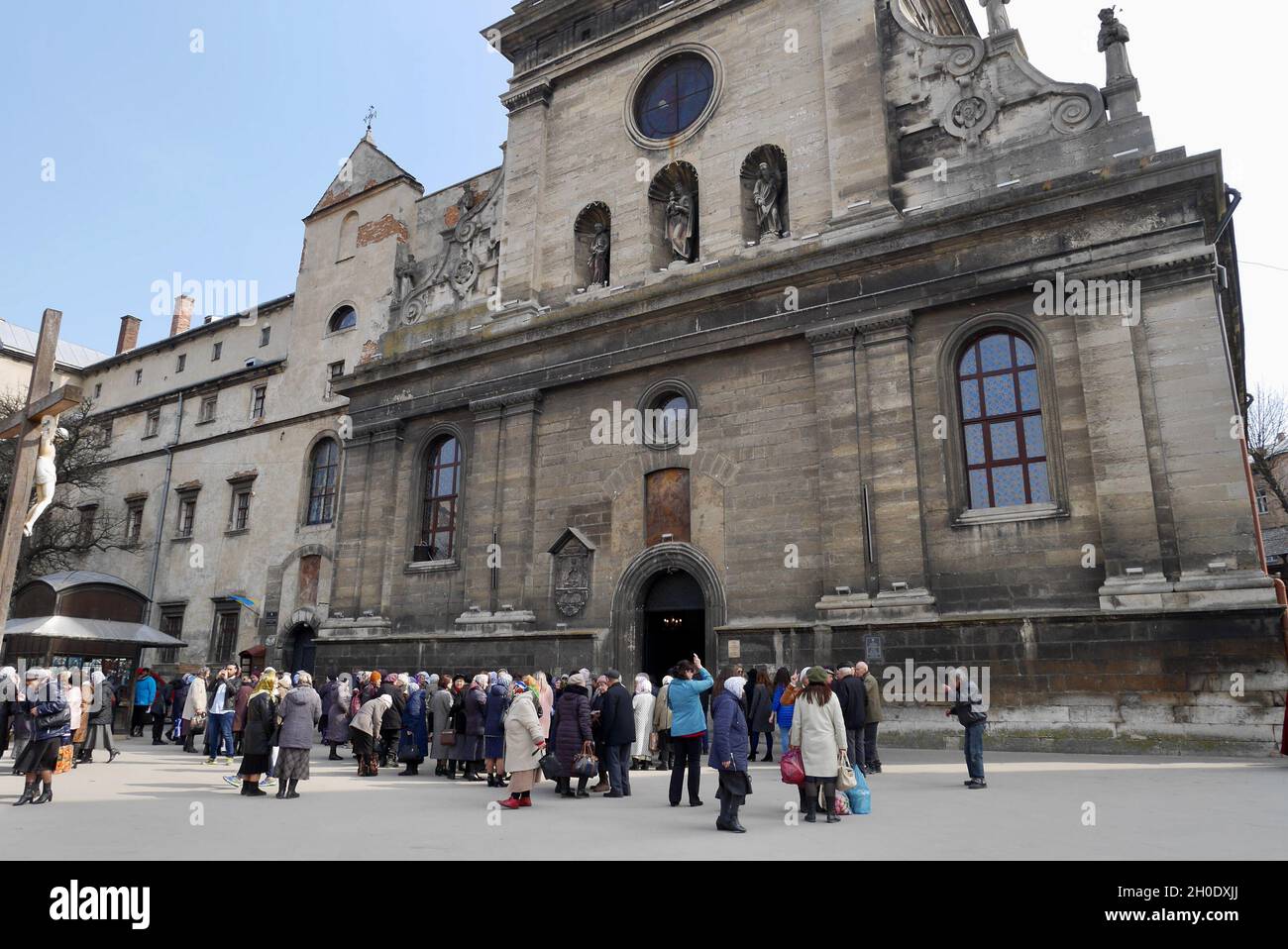 Lviv, Ukraine, 8.04.2019. Die Menschen vor Ort versammeln sich nach der heiligen Messe vor der Kirche. Stockfoto