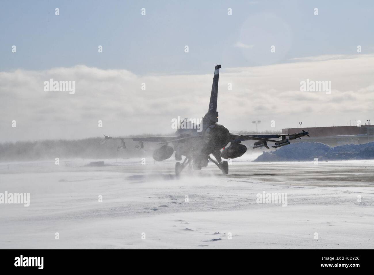 Ein F-16 Fight Falcon aus den Taxis der 148. Fighter Wing, Minnesota Air National Guard vor dem Start am 5. Februar 2021. Eine Temperatur von fünf Grad in Kombination mit 18 km/h Wind erzeugte ein Windkind von -16 Grad. Stockfoto