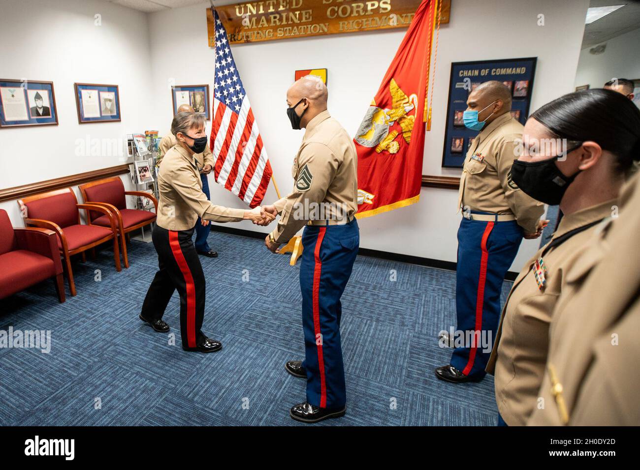 Brig. Generaloberin Julie L. Nethercot, die kommandierende Generaloberin des Marine Corps Recruit Depot und der Eastern Recruiting Region (ERR), stellt Mitarbeiter vor. Sgt. Joshua Wells, der Verwaltungsleiter der Recruiting Station Richmond, mit der ERR-Kommandantenmünze während eines Besuchs der Recruiting Station in Richmond, Virginia, am 5. Februar 2021. ERR ist für die Rekrutierung aller Marineinfanteristen östlich des Mississippi verantwortlich. Stockfoto