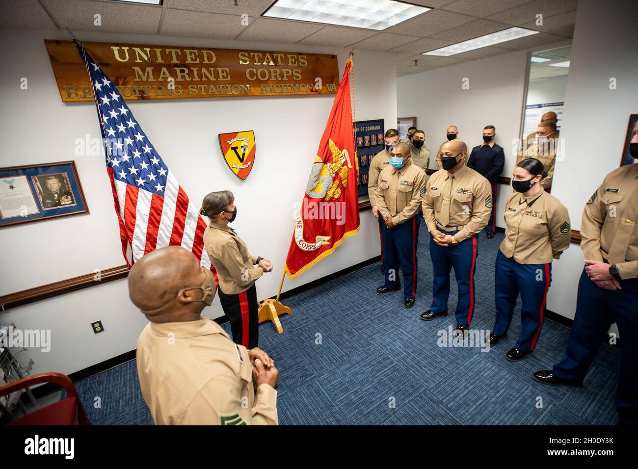 Brig. Gen. Julie L. Nethercot, Mitte-links, die kommandierende Generaloberin des Marine Corps Recruit Depot und der Eastern Recruiting Region (ERR), spricht während eines Besuchs der Recruiting Station in Richmond, Virginia, am 5. Februar 2021 mit der Marines of Recruiting Station Richmond. ERR ist für die Rekrutierung aller Marine östlich des Mississippi verantwortlich. Stockfoto