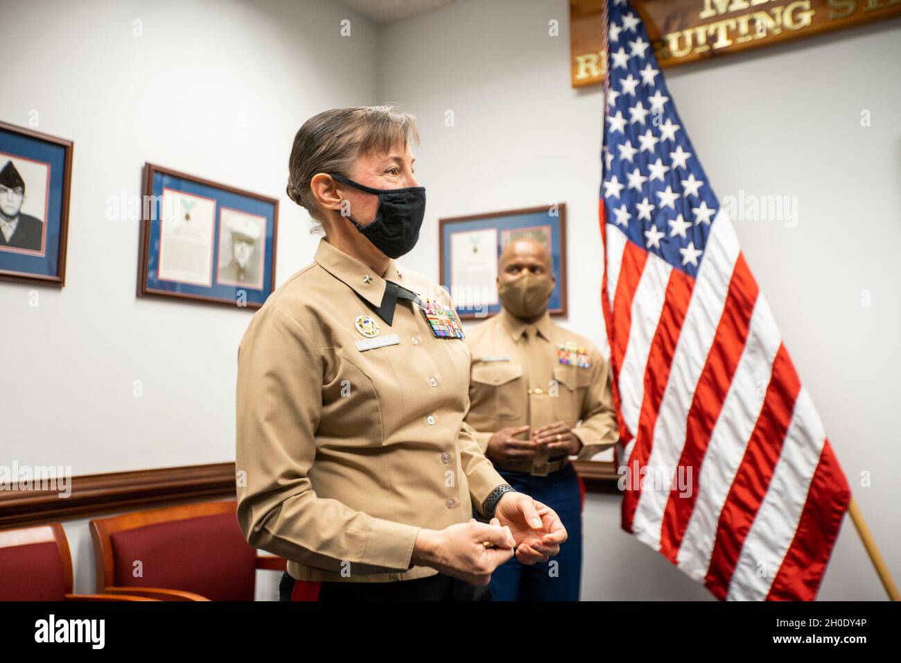 Brig. Gen. Julie L. Nethercot, die kommandierende Generaloberin des Marine Corps Recruit Depot und der Eastern Recruiting Region (ERR), spricht während eines Besuchs der Recruiting Station in Richmond, Virginia, am 5. Februar 2021 mit der Marines of Recruiting Station Richmond. ERR ist für die Rekrutierung aller Marine östlich des Mississippi verantwortlich. Stockfoto