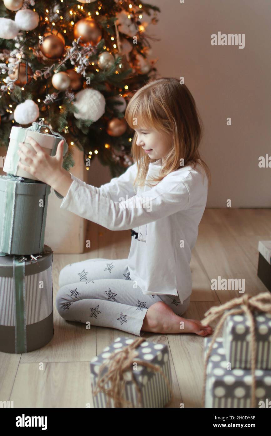 Das Mädchen macht Boxen mit Geschenken übereinander Stockfoto