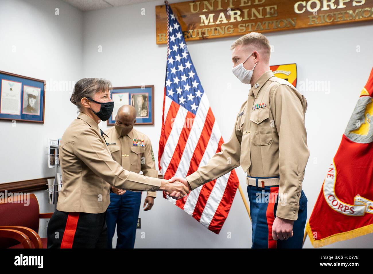 Brig. Gen. Julie L. Nethercot, die kommandierende Generaloberin des Marine Corps Recruit Depot und der Eastern Recruiting Region (ERR), überreicht Capt. Michael McDonald, dem Executive Officer der Recruiting Station Richmond, während eines Besuchs der Recruiting Station in Richmond, Virginia, am 5. Februar 2021 die ERR-Befehlsmünze. ERR ist für die Rekrutierung aller Marine östlich des Mississippi verantwortlich. Stockfoto