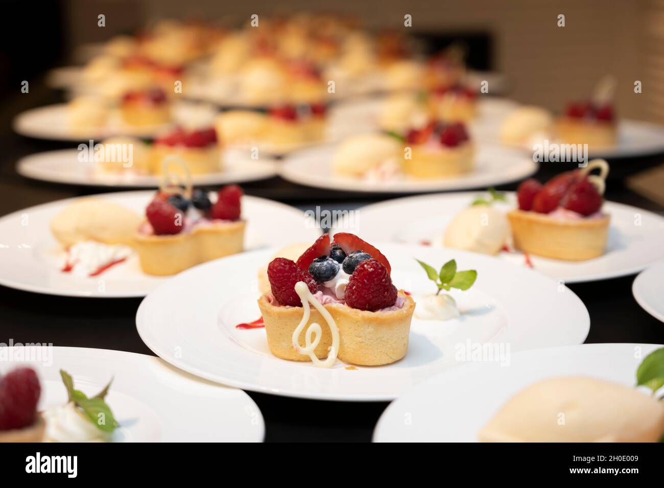 Eine große Anzahl von Erdbeerherb-Desserts Stockfoto
