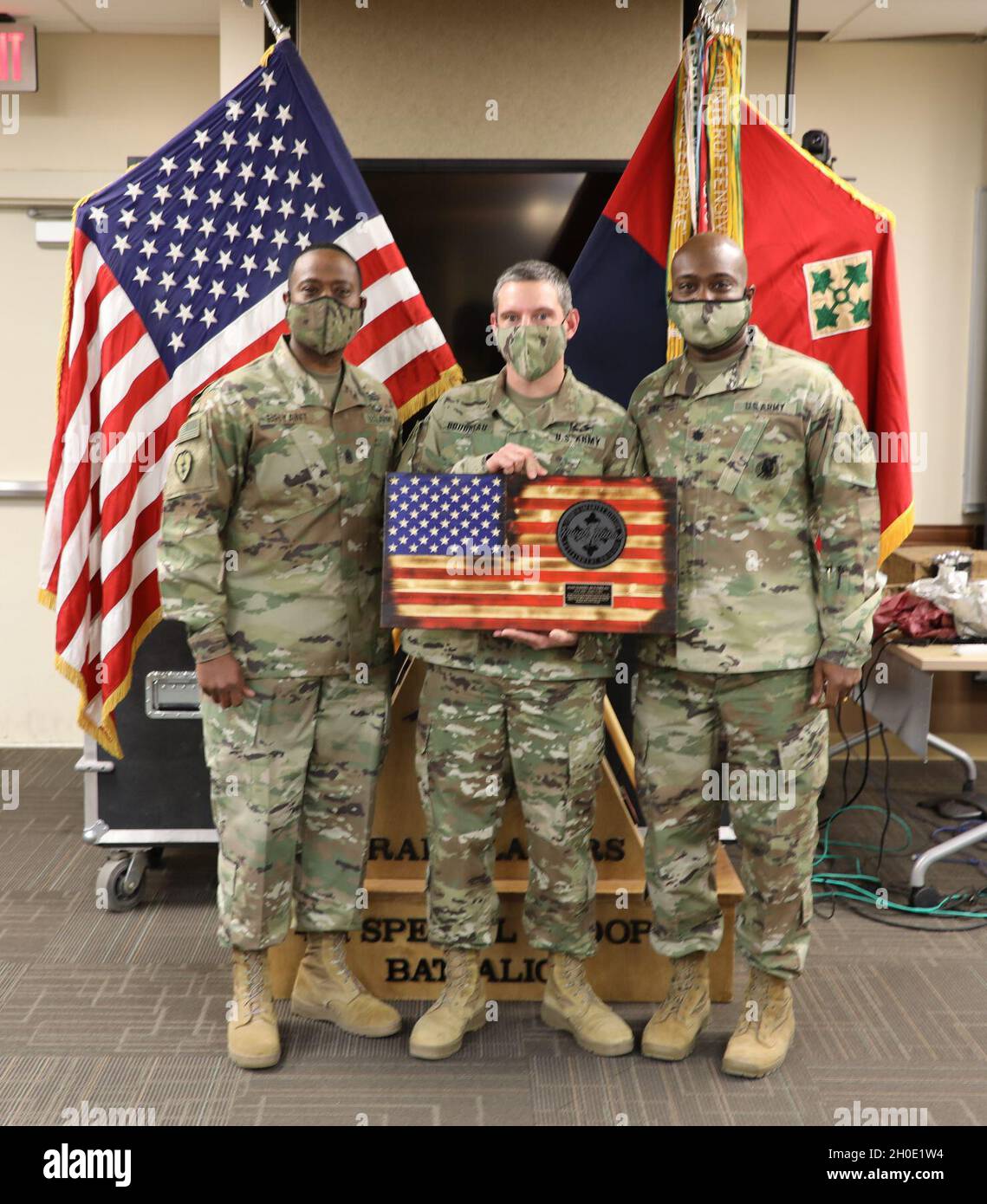 Befehl Sgt. Maj. Johnny Bryant, (links), Bataillon-Sergeant Major, 4. Spezialtruppen-Bataillon, 4. Sustainment Brigade, 4. Infanterie-Division zusammen mit LT. Col. Travis W. Hill Sr., (rechts), Kommandant, 4STB, verabschieden sich von Sgt. Maj. Daniel Boudreau, (Mitte) nach einer Zeremonie am 5. Februar im Brigadehauptquartier. Stockfoto