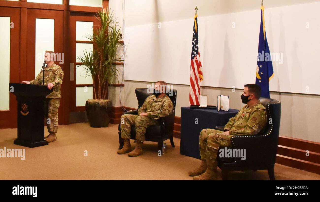 (Von links nach rechts) Col. Robert Thompson, Kommandant der 931. Wartungsgruppe, spricht mit Col. Phil Heseltine, Kommandant der 931. Lufttankungsflügeleinheit, und einem versammelten Publikum über den Bronze Star Empfänger LT. Col. Johnathan Jordan, Kommandant der 931. Wartungsschwadron, 5. Februar 2021, auf der McConnell Air Force Base, Kansas. Jordanien wurde die Dekoration, die vierthöchste militärische Ehre, in Anerkennung seiner heroischen Aktionen überreicht, nachdem der Iran im Januar 2020 16 Raketen auf US-Streitkräfte im Irak abgefeuert hatte. Stockfoto