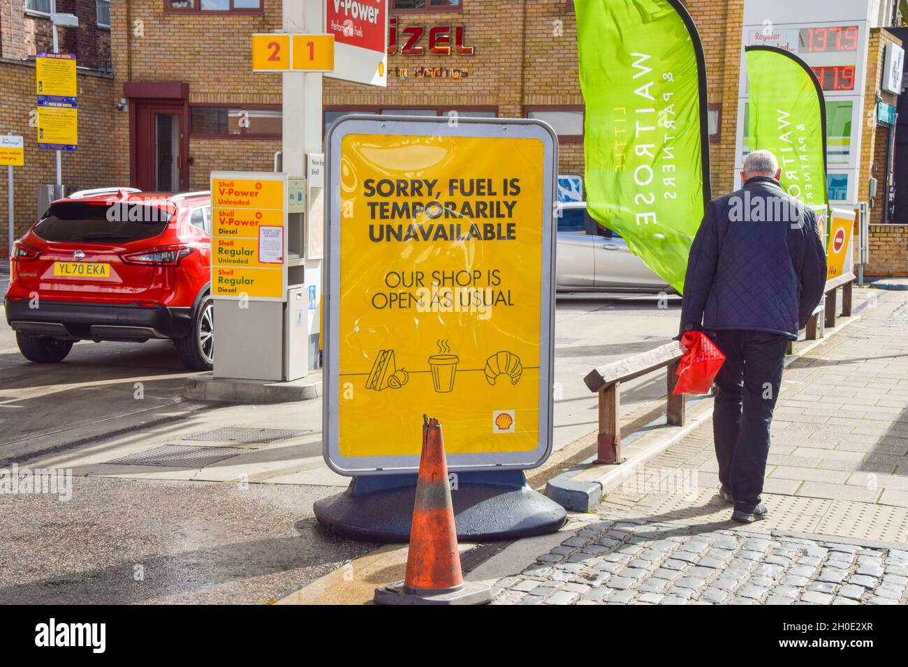 Schild „Sorry, Fuel is temporased unavailable“ an einer geschlossenen Shell-Station auf der Holloway Road. An vielen Tankstellen ist aufgrund des Mangels an Lkw-Fahrern im Zusammenhang mit dem Brexit und des panischen Kaufs Benzin ausgelaufen. London, Großbritannien. Oktober 2021 Stockfoto