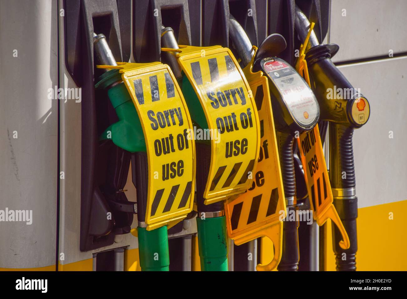 London, Großbritannien. 1. Oktober 2021. 'Sorry, out of use' Schilder decken die Benzinpumpen an einer Shell-Station auf der Holloway Road ab, der nach der Wiedereröffnung nur einen Tag lang der Treibstoff ausgegangen war. An vielen Tankstellen ist aufgrund des Mangels an Lkw-Fahrern im Zusammenhang mit dem Brexit und des panischen Kaufs Benzin ausgelaufen. Stockfoto
