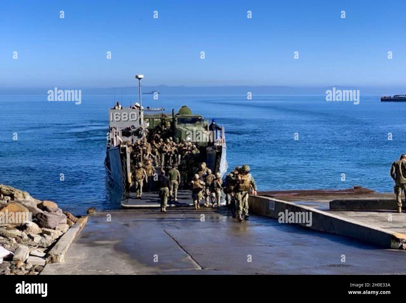 San Clemente Island - Seabees der Pazifikflotte aus dem Marineflugbataillon 5 (NMCB 5) mit einer Anlage von Marines des 7. Ingenieursunterstützungsbataillons (7. ESB) werden von Assault Craft Unit 1 (ACU-1) und USS Pearl Harbor (LSD-52) transportiert. Die Einheiten führen eine Abladung von Personal und Ausrüstung durch, während sie sich auf den Bau von Expeditionary Advanced Basing (EAB) und Advanced Naval Basing (ANB) als Teil des WENDEPUNKTS der Übung vorbereiten. TURNING POINT ist eine wichtige Übung zur Schaffung der Einsatzbereitschaft für die Pacific Naval Construction Force (PACNCF), die zur Unterstützung und Ermöglichung der Flotte entwickelt wurde Stockfoto