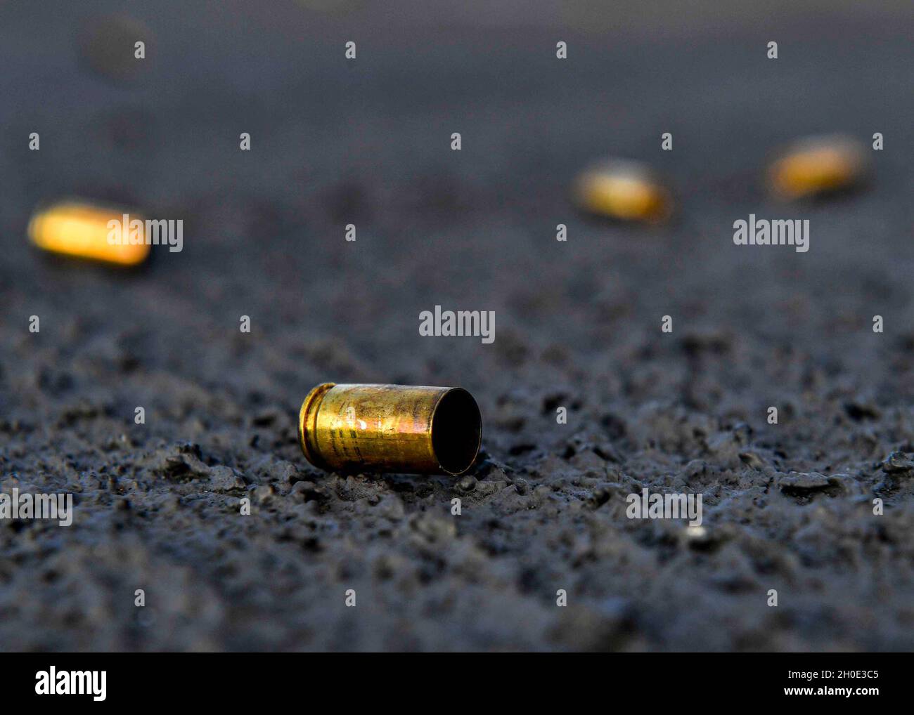 HORN OF AFRICA (06. Februar 2021) aufgewendete 9-mm-Pistolengehäuse ruhen auf dem Flugdeck während eines Mannschaftswaffenqualifizierungskurses an Bord der Expeditionary Sea Base USS Hershel „Woody“ Williams (ESB 4) vom Horn von Afrika, 6. Februar 2021. Hershel Williams ist im 6. Flottenbereich tätig, um Interoperabilitätsschulungen durchzuführen und strategische Partnerschaften mit ihren afrikanischen Partnern und den alliierten Nationen aufzubauen. Stockfoto