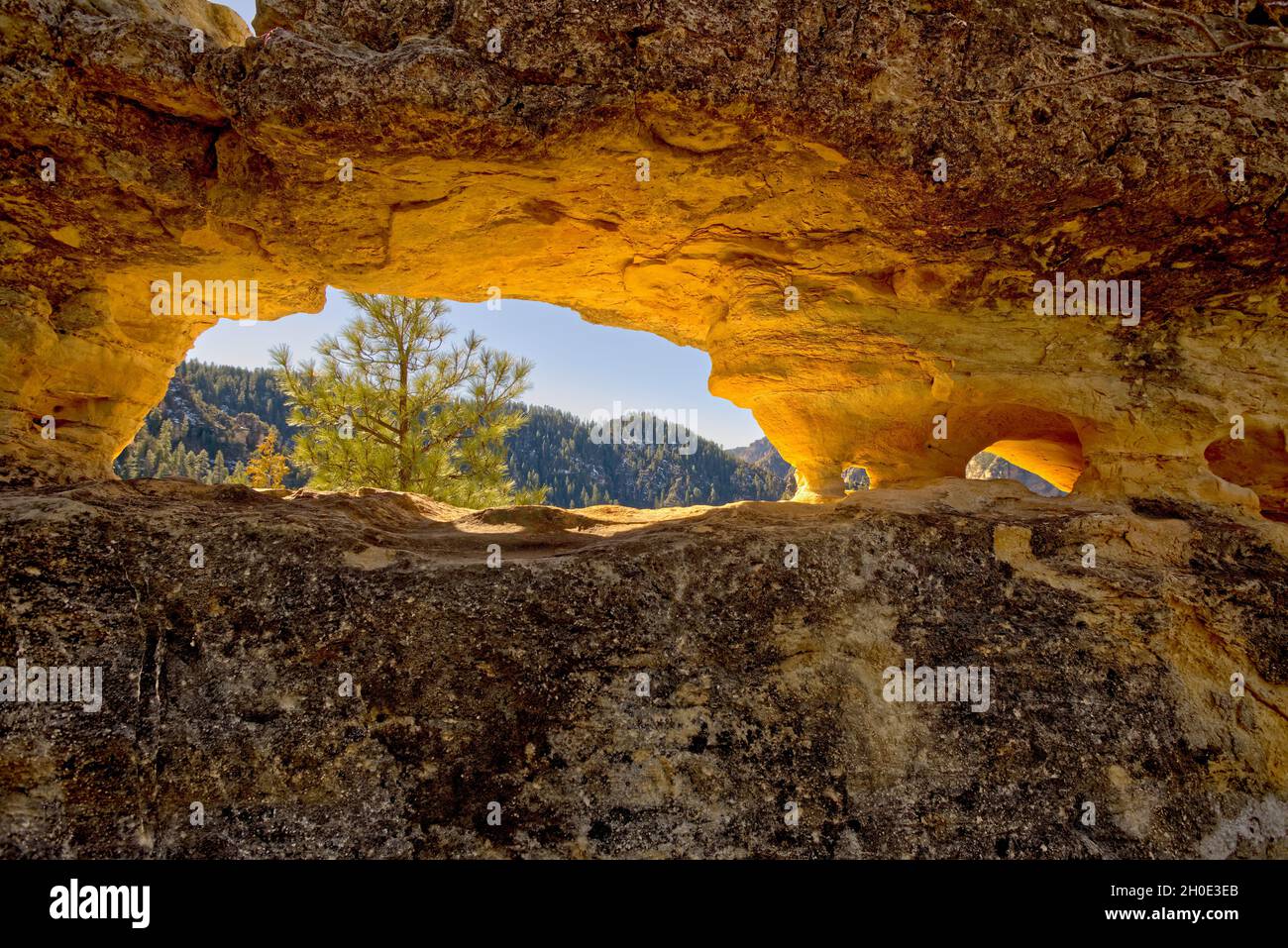 Ein Felsbogen entlang des Telephone Trail nördlich von Sedona AZ. Sie gehört zu einer Gruppe von Bögen, die Peep-Löcher genannt werden. Stockfoto