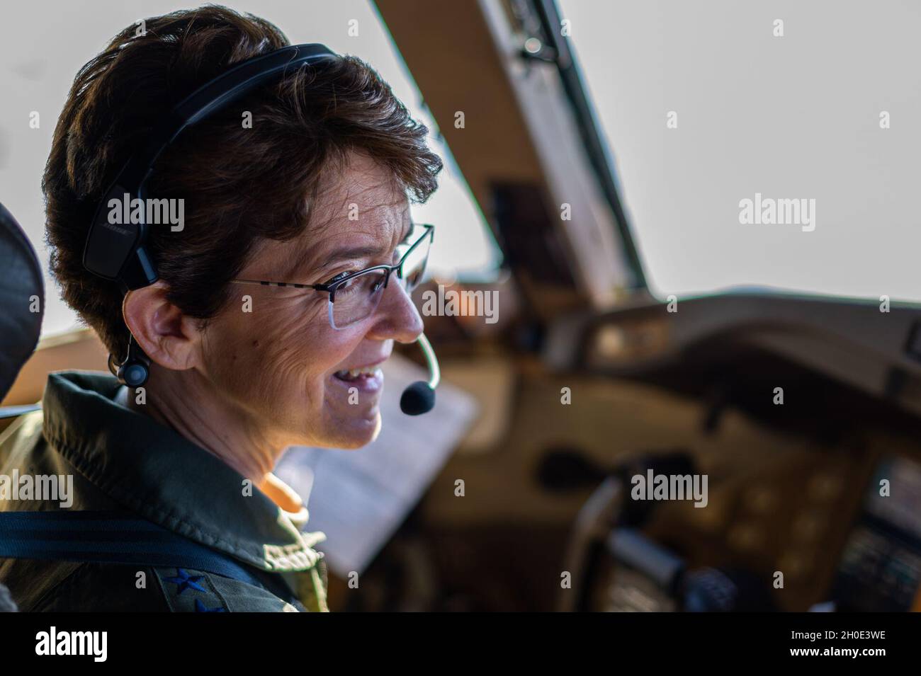 Gen. Jacqueline Van Ovost, Kommandantin des Air Mobility Command, sitzt an den Steuerelementen eines KC-46A Pegasus während des Fluges über Kansas am 6. Februar 2021. Van Ovost ist Absolvent und Kommandopilot der US Air Force Test Pilot School mit über 4,200 Flugstunden in mehr als 30 Flugzeugen, darunter der C-17A Globemaster, KC-135R Stratotanker und der KC-46. Stockfoto