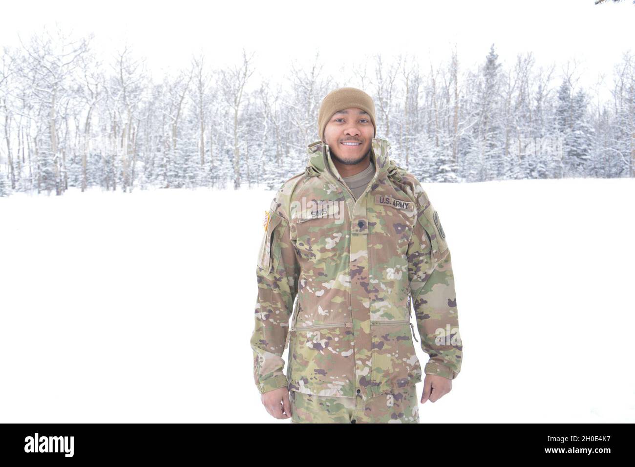 Spc. Quentin Marquille Sims, Soldier der Militärpolizei, Interceptor Security Company, 49. Raketenabwehrbataillon, Alaska Army National Guard, steht für ein Foto in Fort Greely, Alaska, 6. Februar 2021. Sims glaubt, dass der African American History Month ein Fest der Kultur, des Beitrags, der Opfer und der Hoffnung auf eine bessere Zukunft ist. Stockfoto