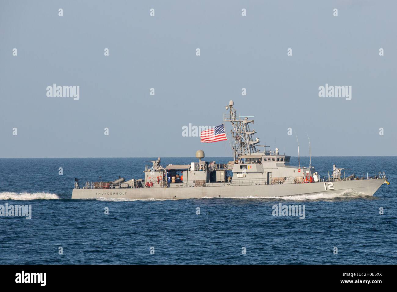 210207-A-BD272-0523 GOLF VON OMAN (FEB 7, 2021) – Patrol-Küstenschiff USS Thunderbolt (PC 12) durchschifft den Golf von Oman, 7. Februar. Thunderbolt wird im Einsatzgebiet der 5. US-Flotte eingesetzt, um Marineinteraktionen zu unterstützen, um die maritime Stabilität und Sicherheit in der Zentralregion zu gewährleisten und das Mittelmeer und den Pazifik durch den westlichen Indischen Ozean und drei strategische Engpässe zu verbinden. Stockfoto