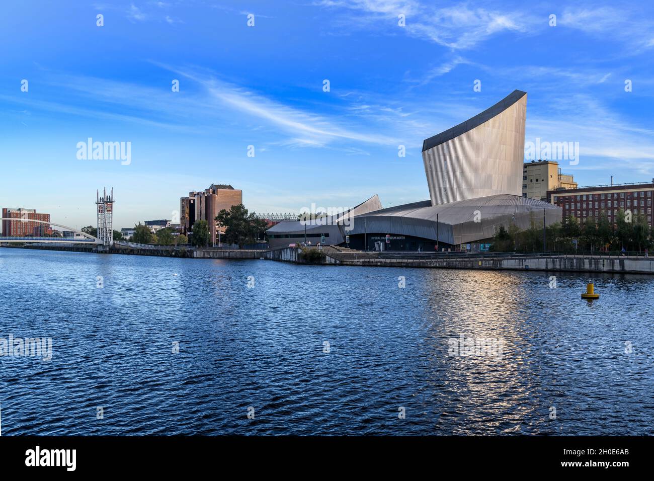 Aufnahmen des Imperial war Museum North am frühen Abend. Erbaut in Salford Quays am Manchester Ship Canal. Stockfoto