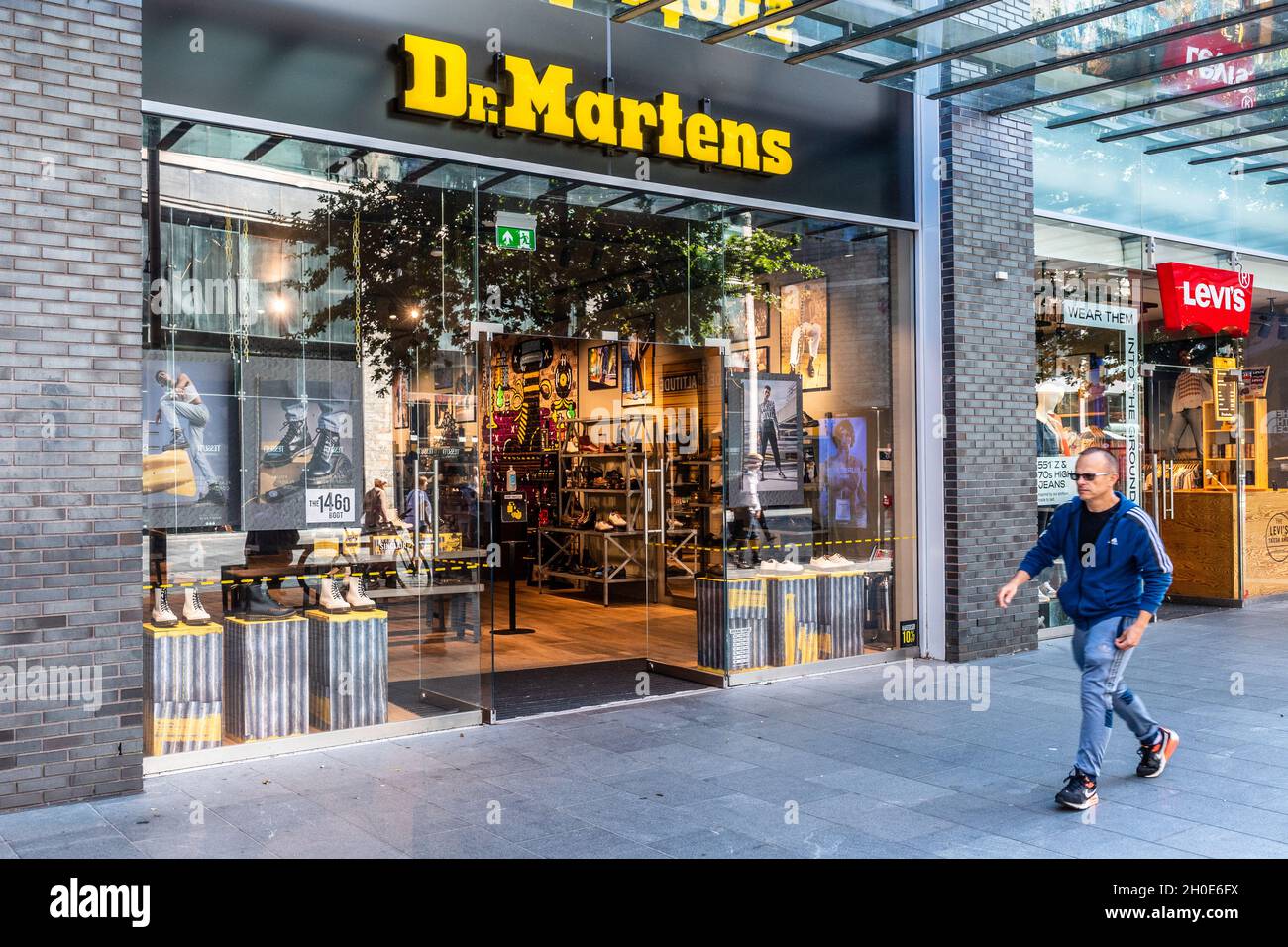 Außenansicht des Schuh- und Bekleidungsladens von Dr. Martens in Liverpool, Merseyside, Großbritannien. Stockfoto